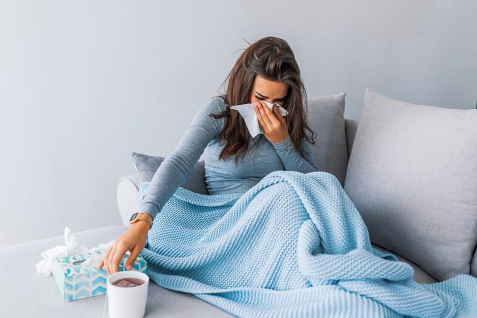 La influenza y el COVID-19 podrían manifestarse, inicialmente, con tos, fiebre, dolor de gargante y de cabeza.