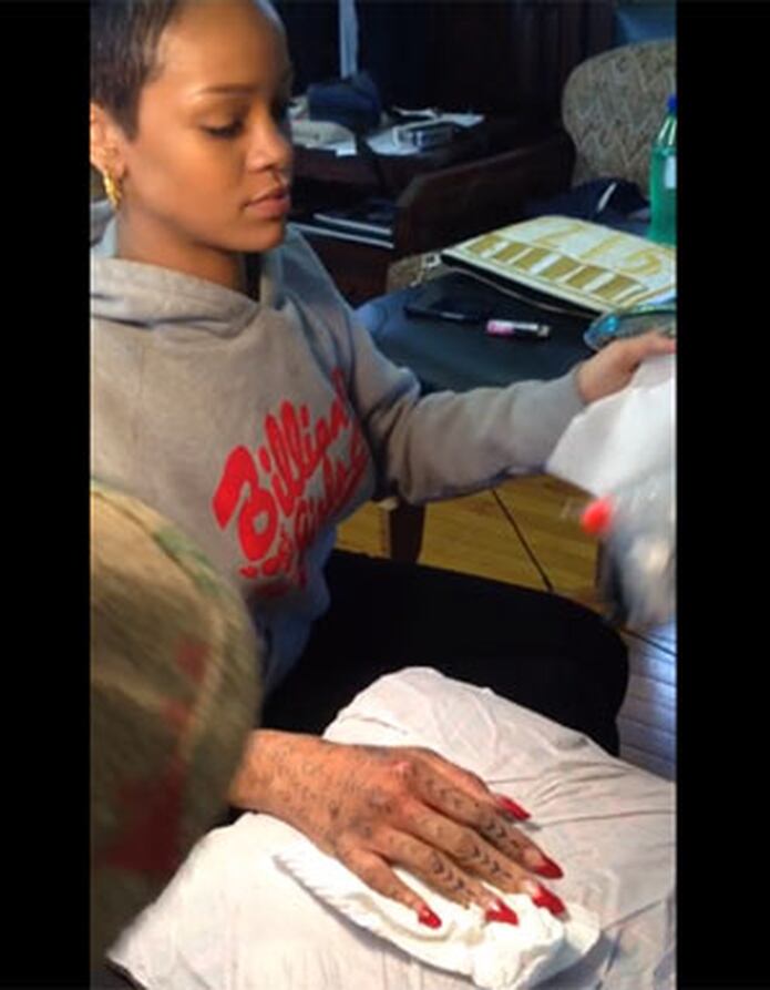 Rihanna Se Tatua En La Mano De La Forma Mas Dolorosa Video