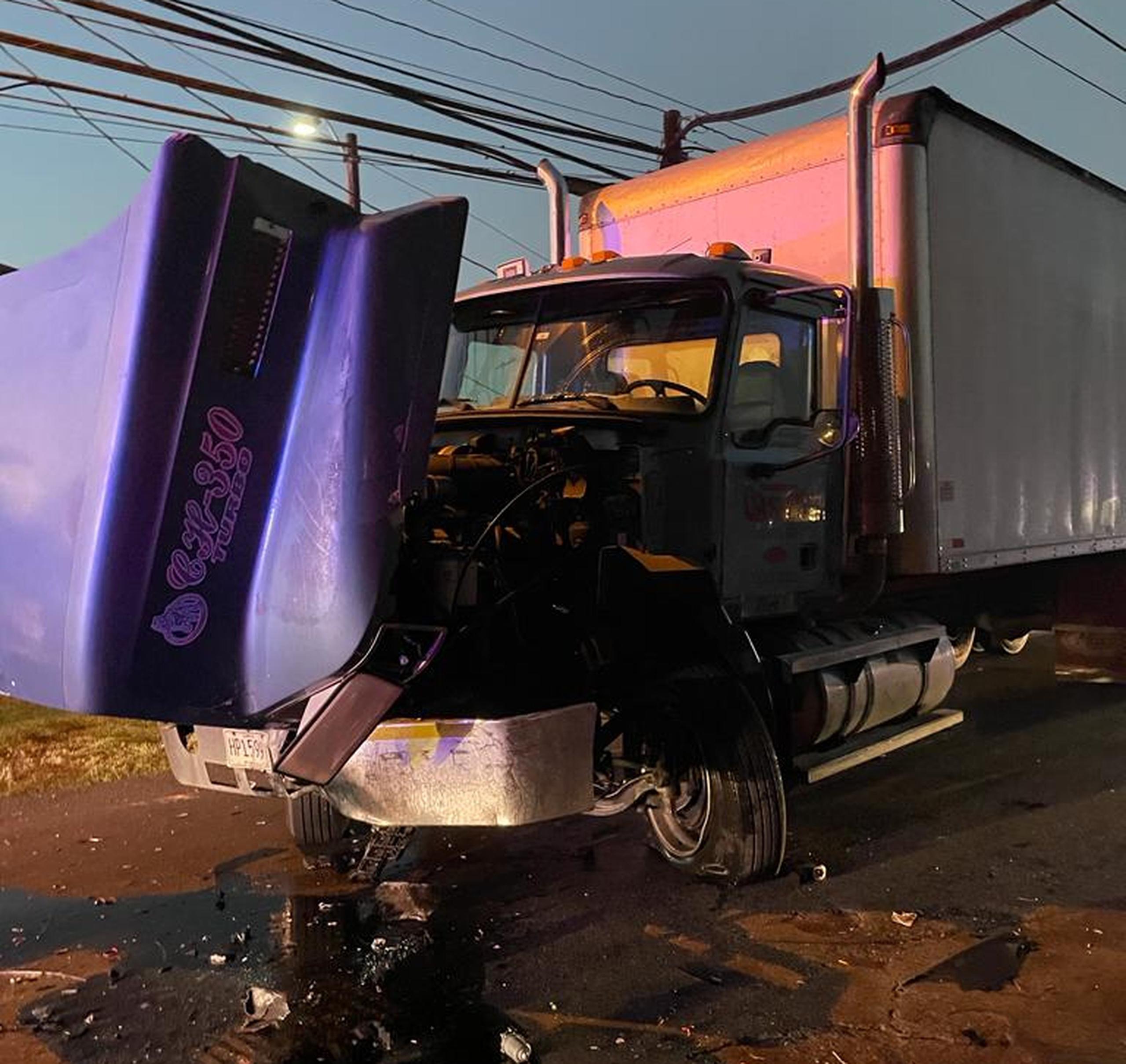El accidente involucró a un camión y a varios vehículos.