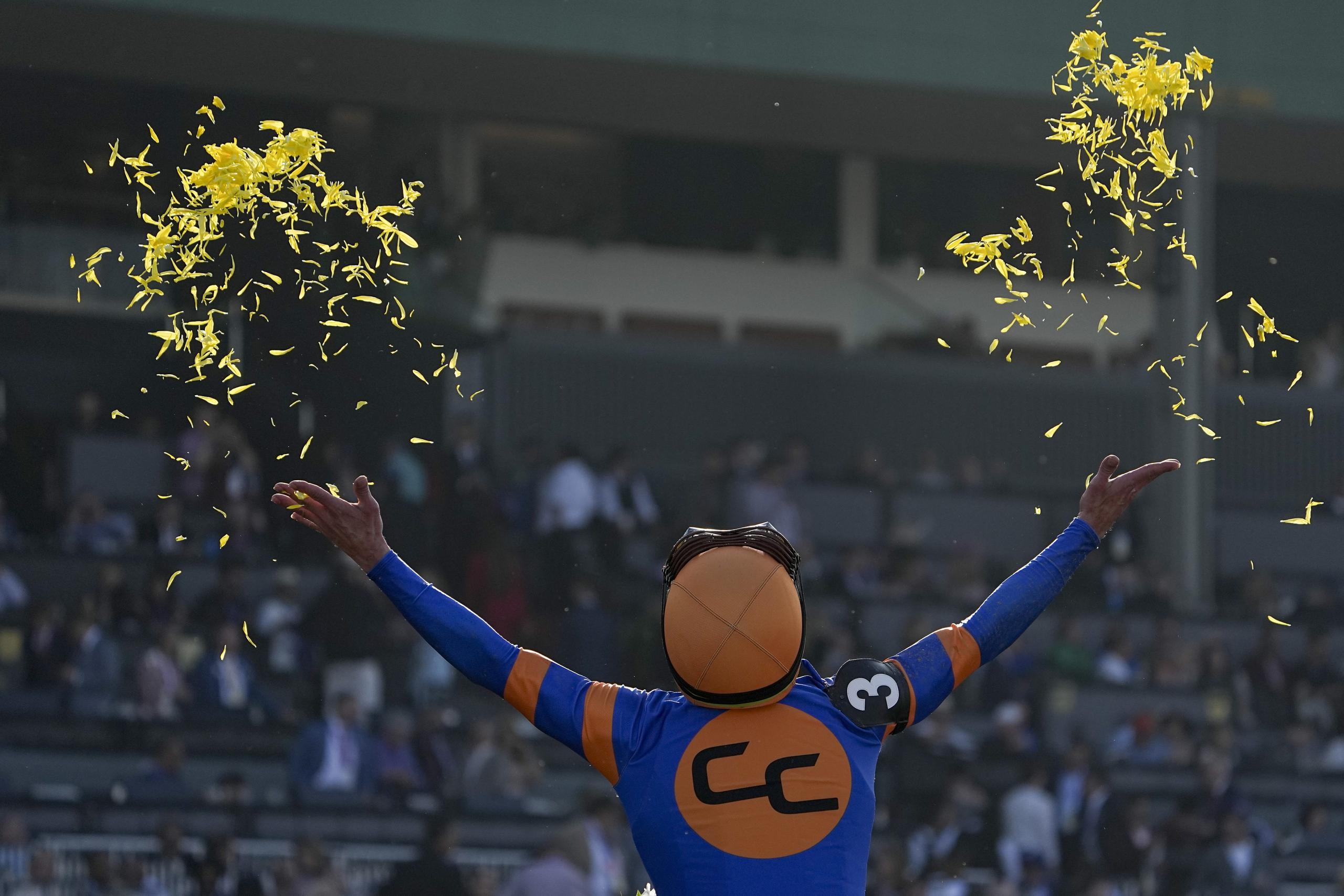 Irad Ortiz Jr. tira flores al aire celebrando la victoria. 