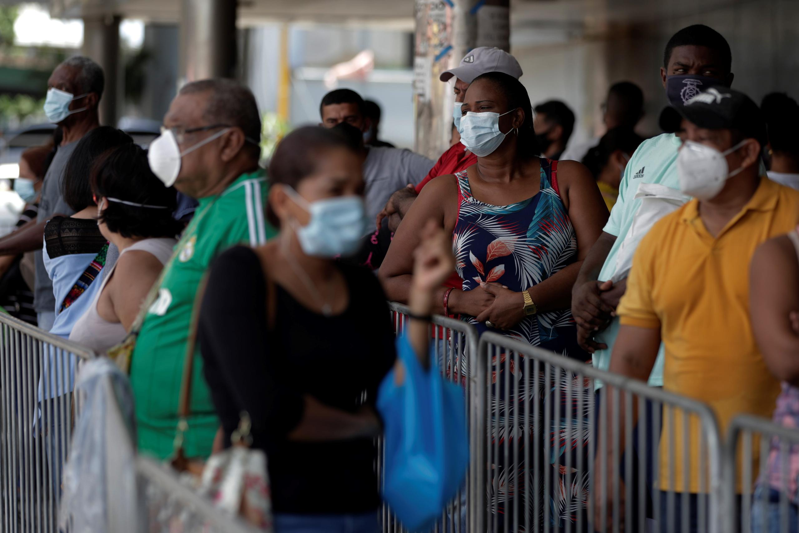Personas hacen fila para entrar a un supermercado en San Miguelito este lunes en la ciudad de Panamá.