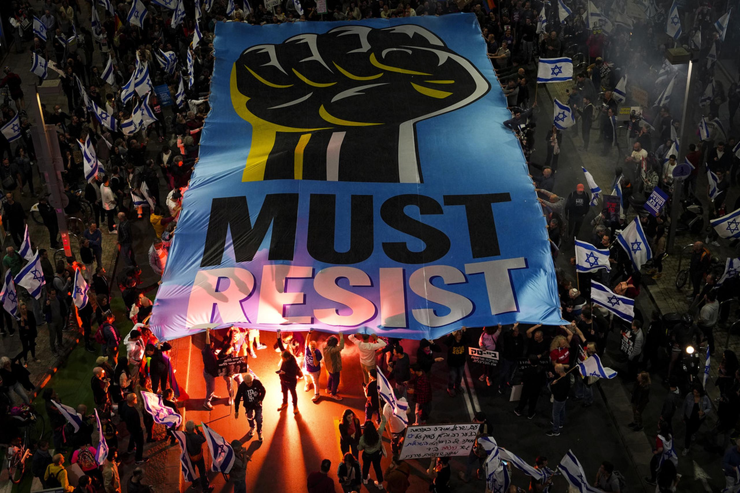 Israelíes protestan contra los planes del nuevo gobierno de Benjamin Netanyahu para reformar el sistema judicial el 4 de marzo de 2023 en Tel Aviv.