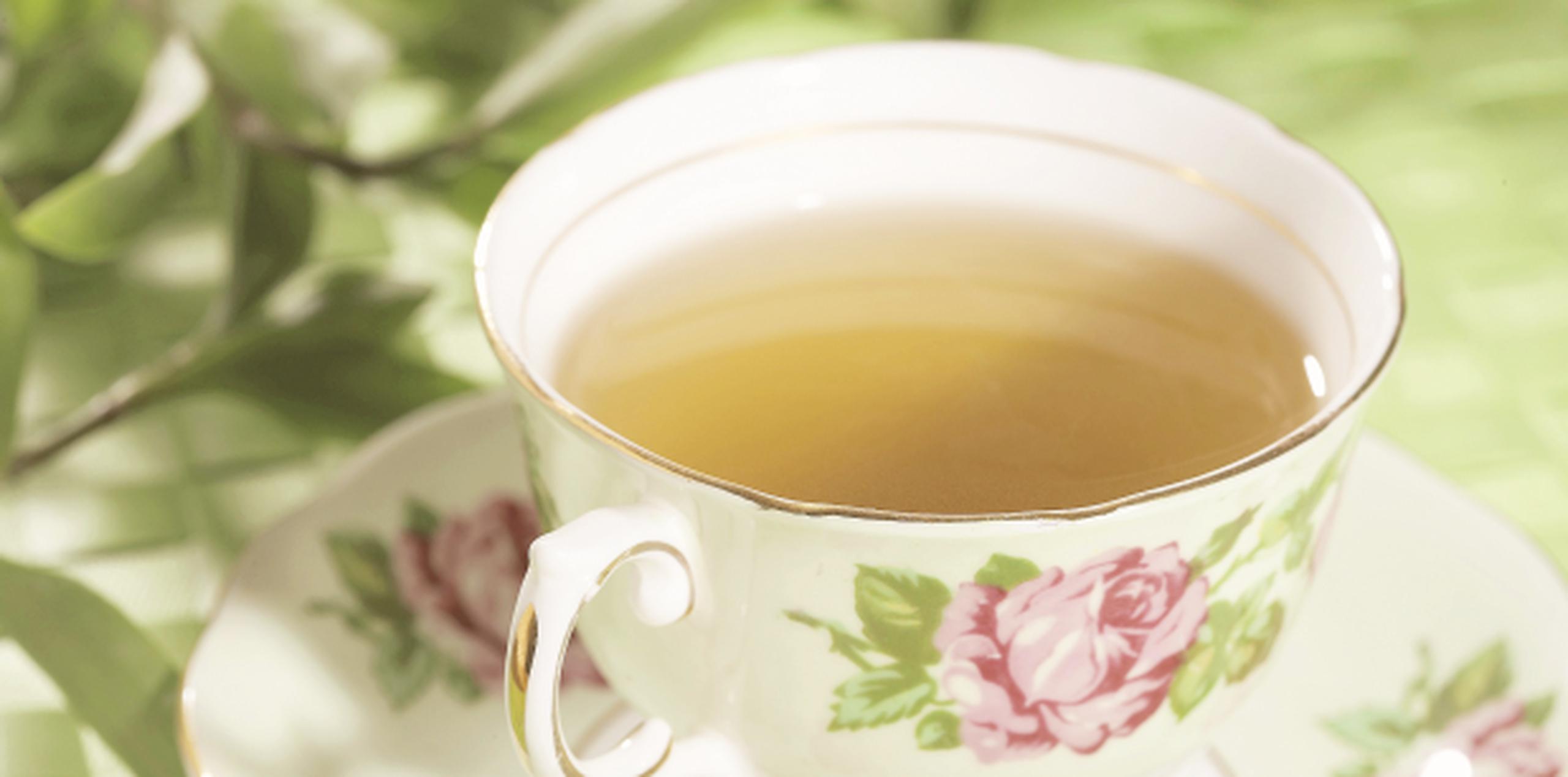 Beber al menos una taza de té al día, especialmente de té verde, te ayudará a disminuir en un 50% la hipertensión. (Archivo)