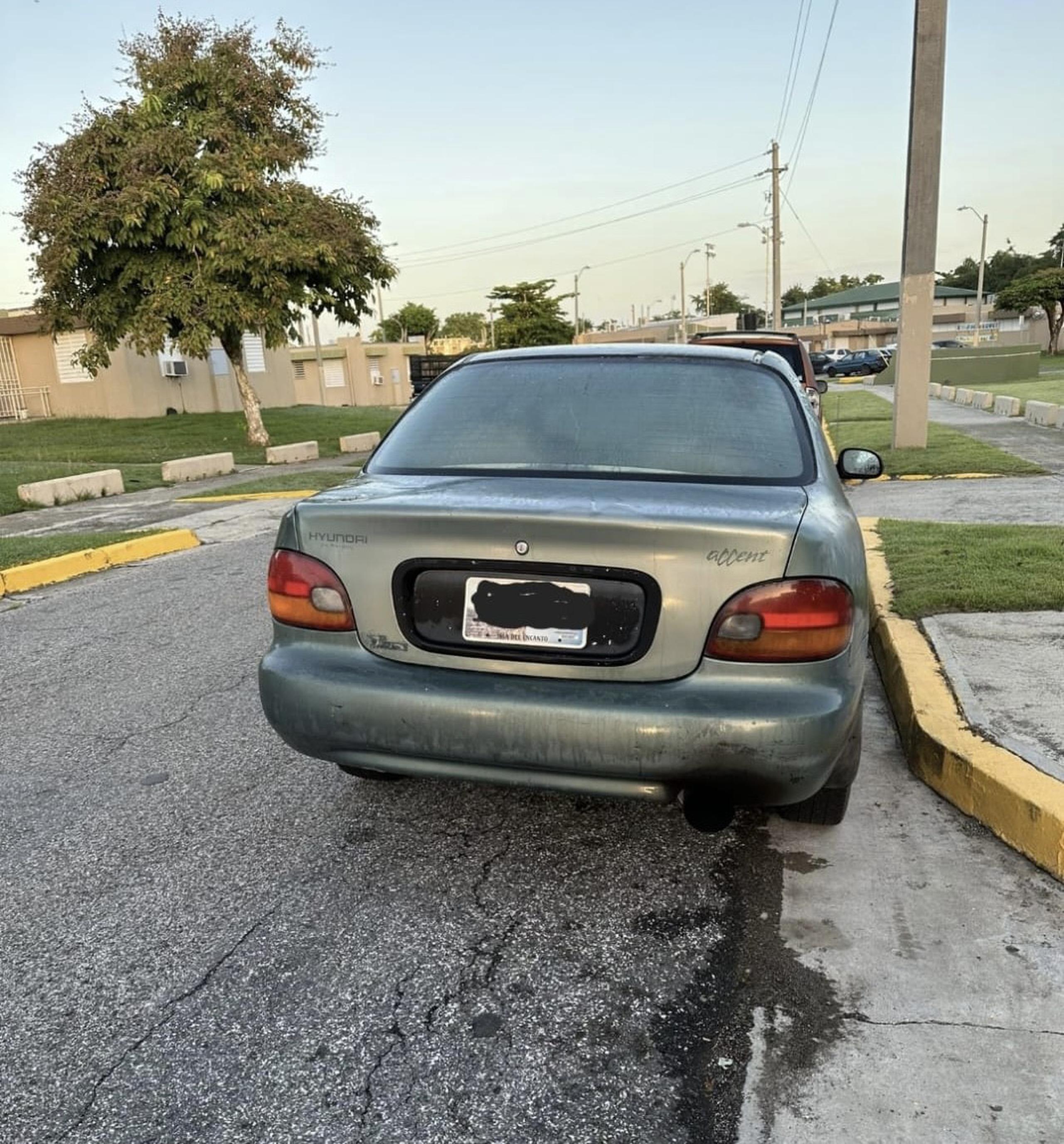 Este es el automóvil ocupado al conductor que se alega atropelló a un peatón en la carretera PR-343, en Hormigueros, y huyó de la escena.