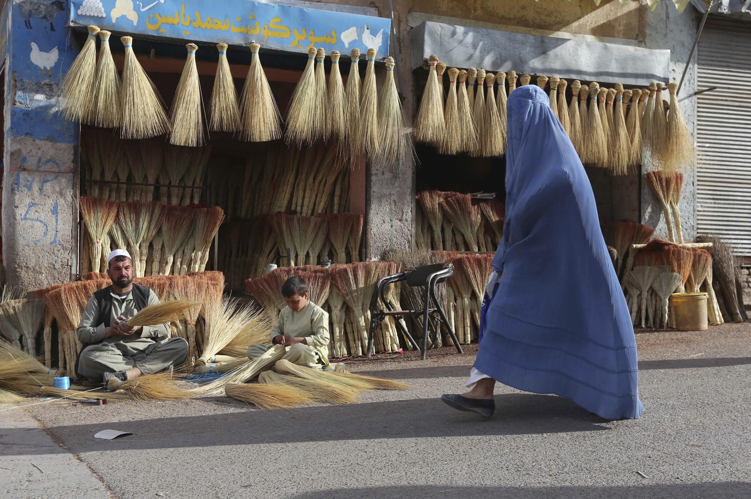 Una mujer con burka que camina por una calle en Herat, en Afganistán. (EFE/Jalil Rezayee)