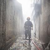 Al menos seis muertos en incendio en una fábrica de plásticos en Bangladesh