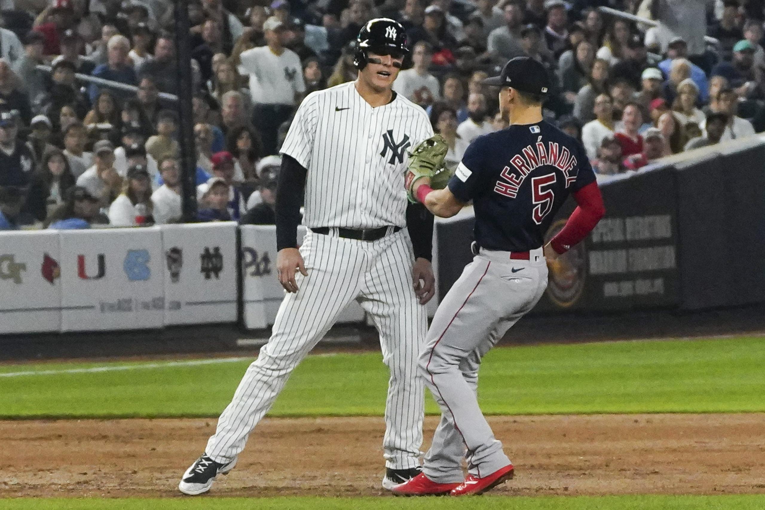 Kike Hernández, de los Red Sox, le da out a Anthony Rizzo, de los Yankees, en el juego de este domingo. Los Red Sox ganaron 3-2