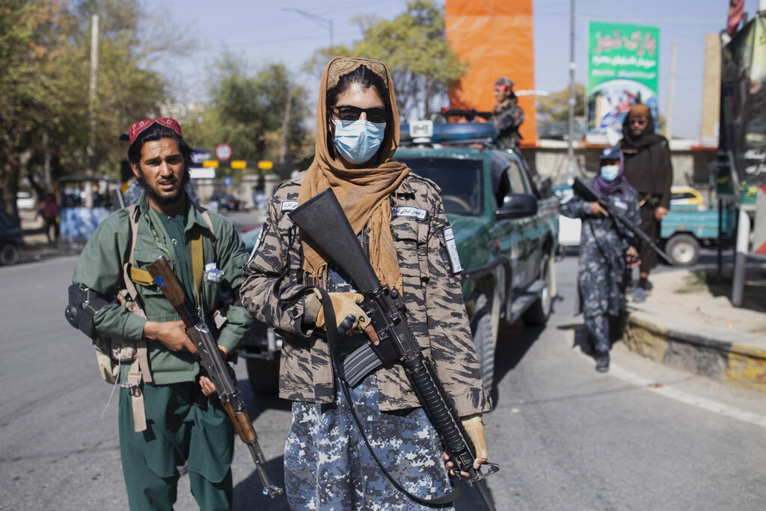 Combatientes talibanes montan guardia durante una protesta de mujeres en Kabul, Afganistán, el 21 de octubre de 2021.