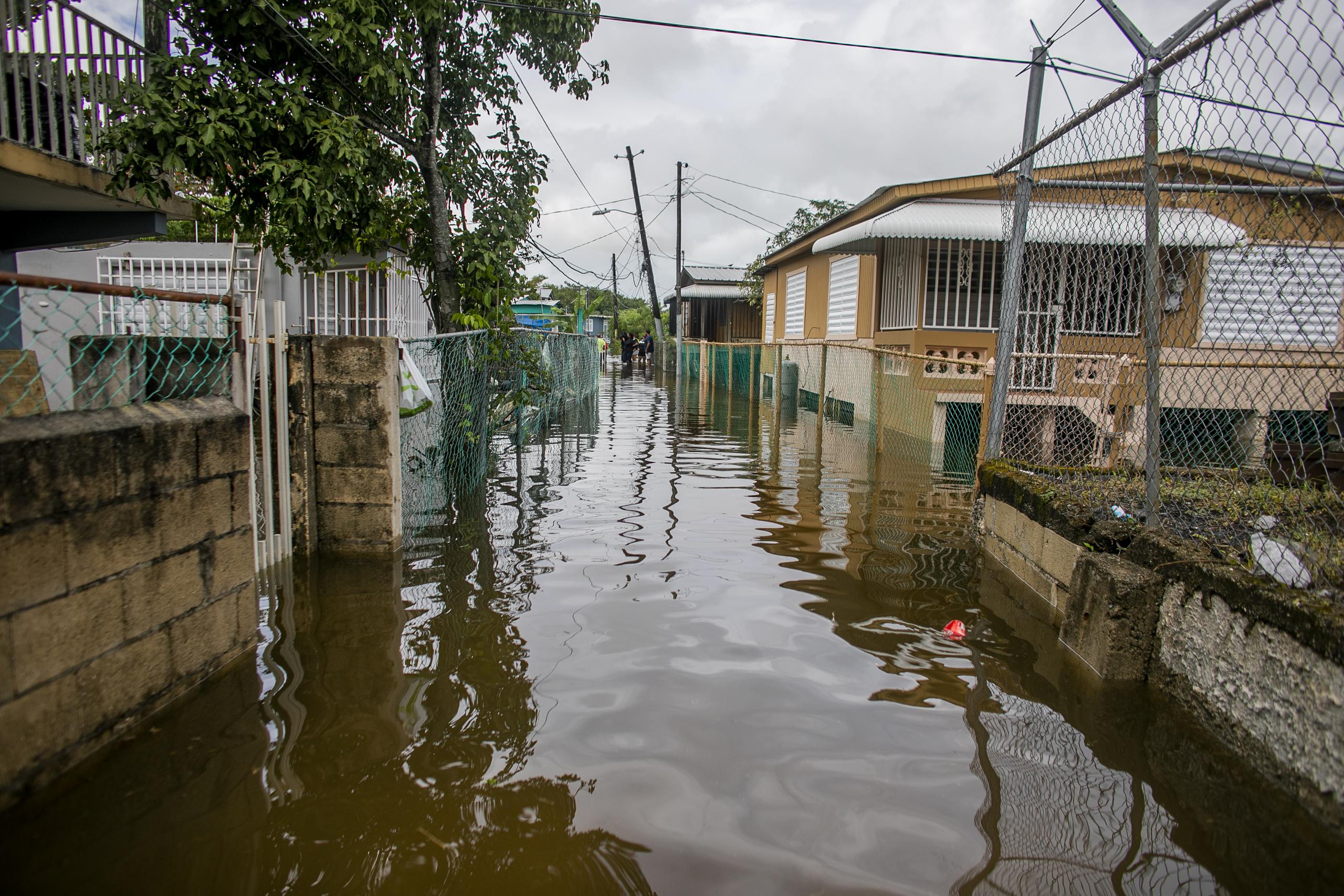 La barriada Juana Matos, en Cataño, sufrió severas inundaciones, donde muchos de sus residentes han tenido que ser desalojados.