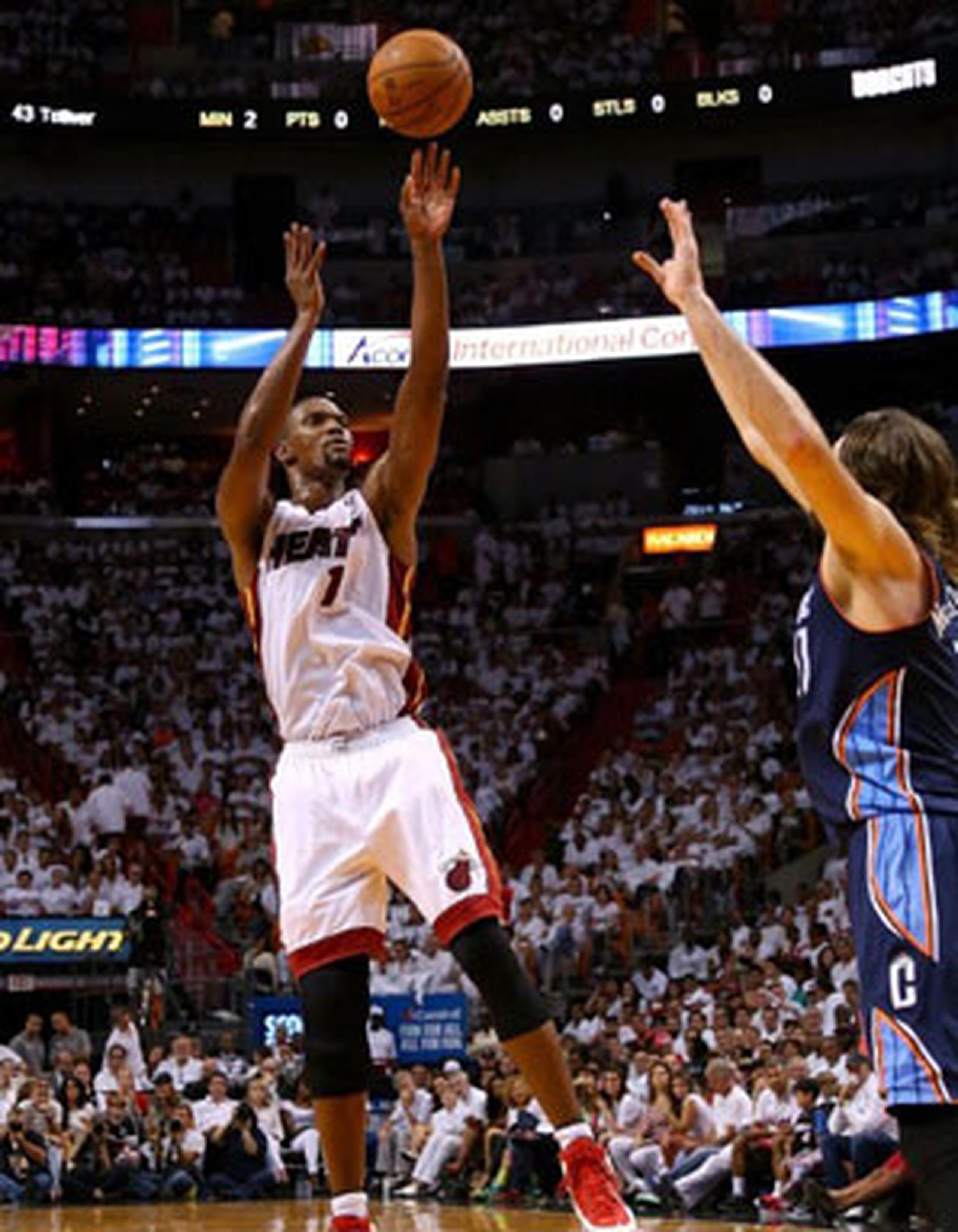Chris Bosh aportó 13 puntos por el Heat. (AFP)