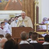 Francisco celebra en Irak primera misa papal con el rito caldeo 