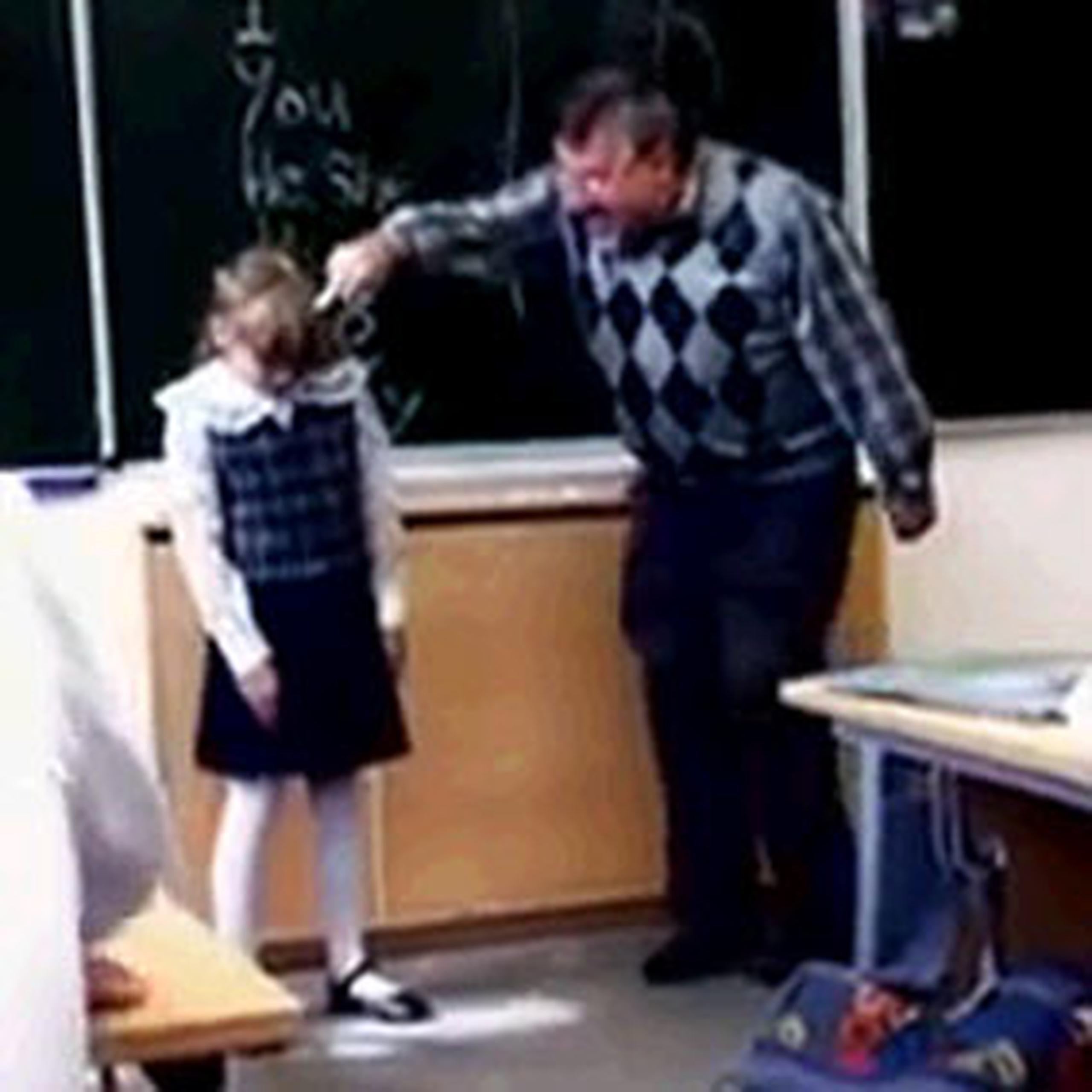 En varias ocasiones el maestro le hace presión fuertemente en la cabeza a la estudiante. (YouTube)