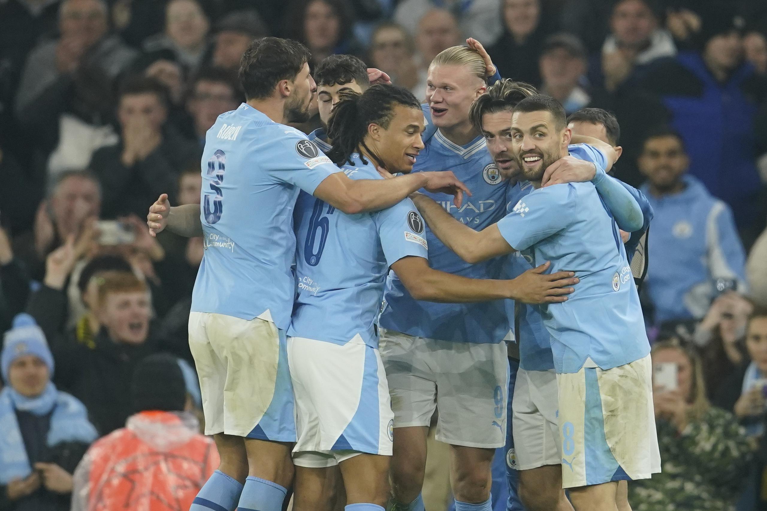 Erling Haaland (centro) del Manchester City celebra junto a sus compañeros luego de anotar el tercer gol durante el partido por el Grupo G de la Liga de Campeones ante Young Boys, en Manchester.