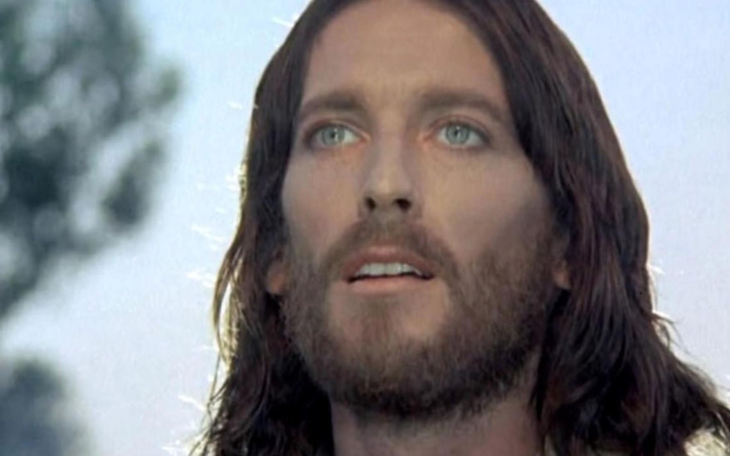 Tanto el cine como el arte religioso tradicionalmente conceptúan a Jesús como un hombre de piel blanca, ojos claros y cabello lacio, contrario a la imagen creada mediante inteligencia artificial.