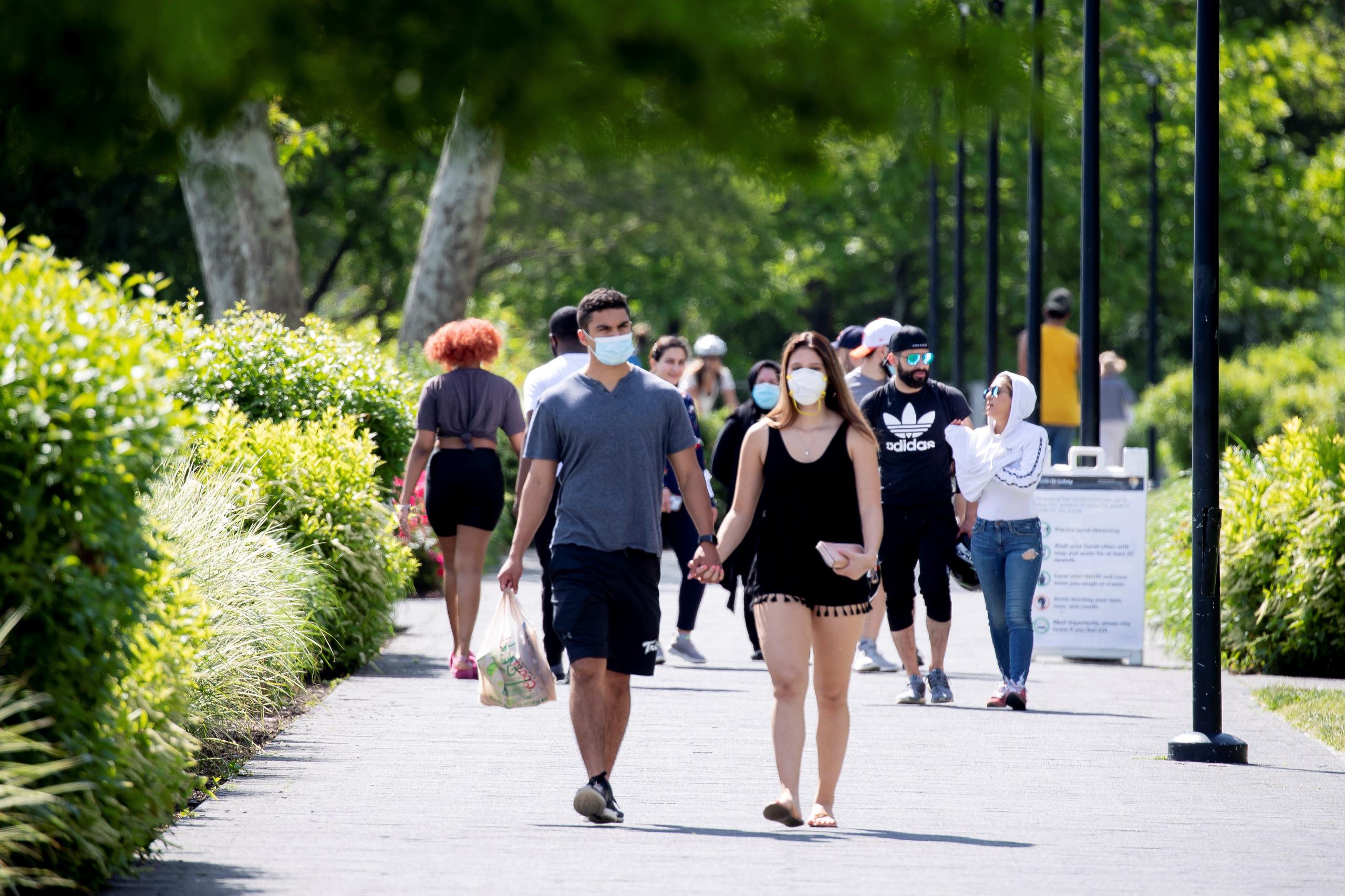 Personas caminan por Georgetown Waterfront Park en Washington, DC