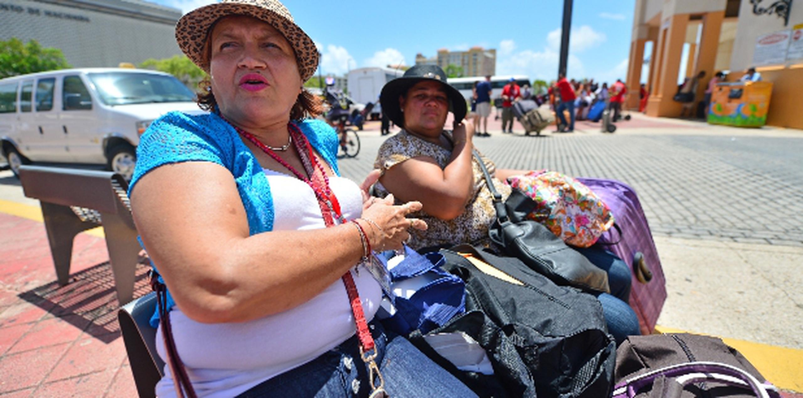 Norma Martínez y Nelly Caraballo disfrutaron de su estadía en el crucero y aseguraron que nadie se coló ni protestó por la conducta de los pasajeros puertorriqueños. luis.alcala@gfrmedia.com