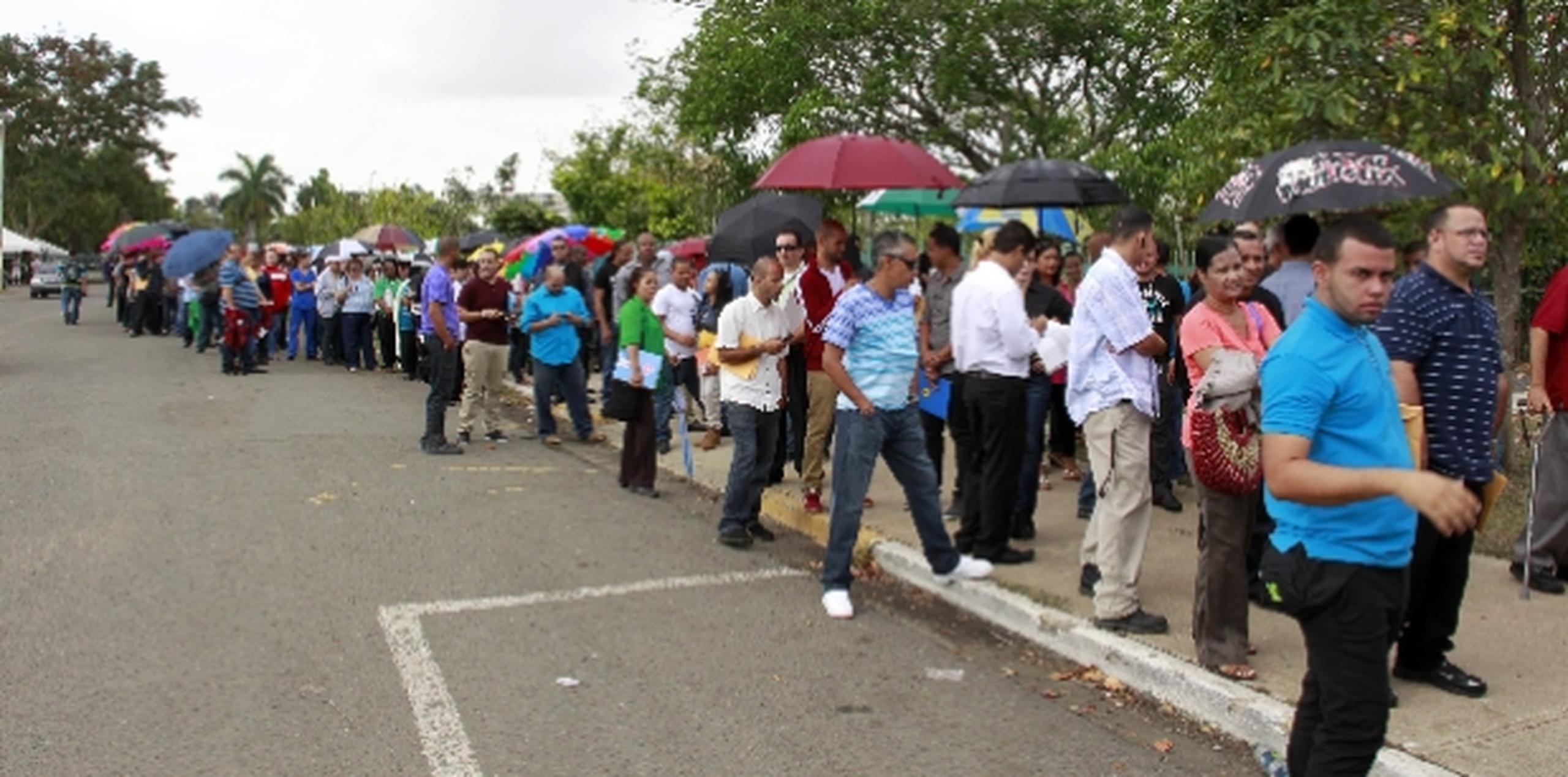 Largas filas de ciudadanos que buscan empleo se vieron durante todo el día de ayer en el coliseíto Pedrín Zorrilla, en Hato Rey.(mariel.mejia@gfrmedia.com)
