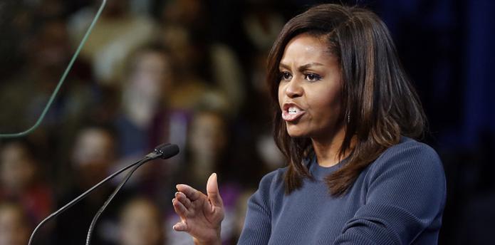 Michelle Obama, quiere que el mundo entienda que las mujeres sufren "pequeñas cortadas" todos los días. (AP)