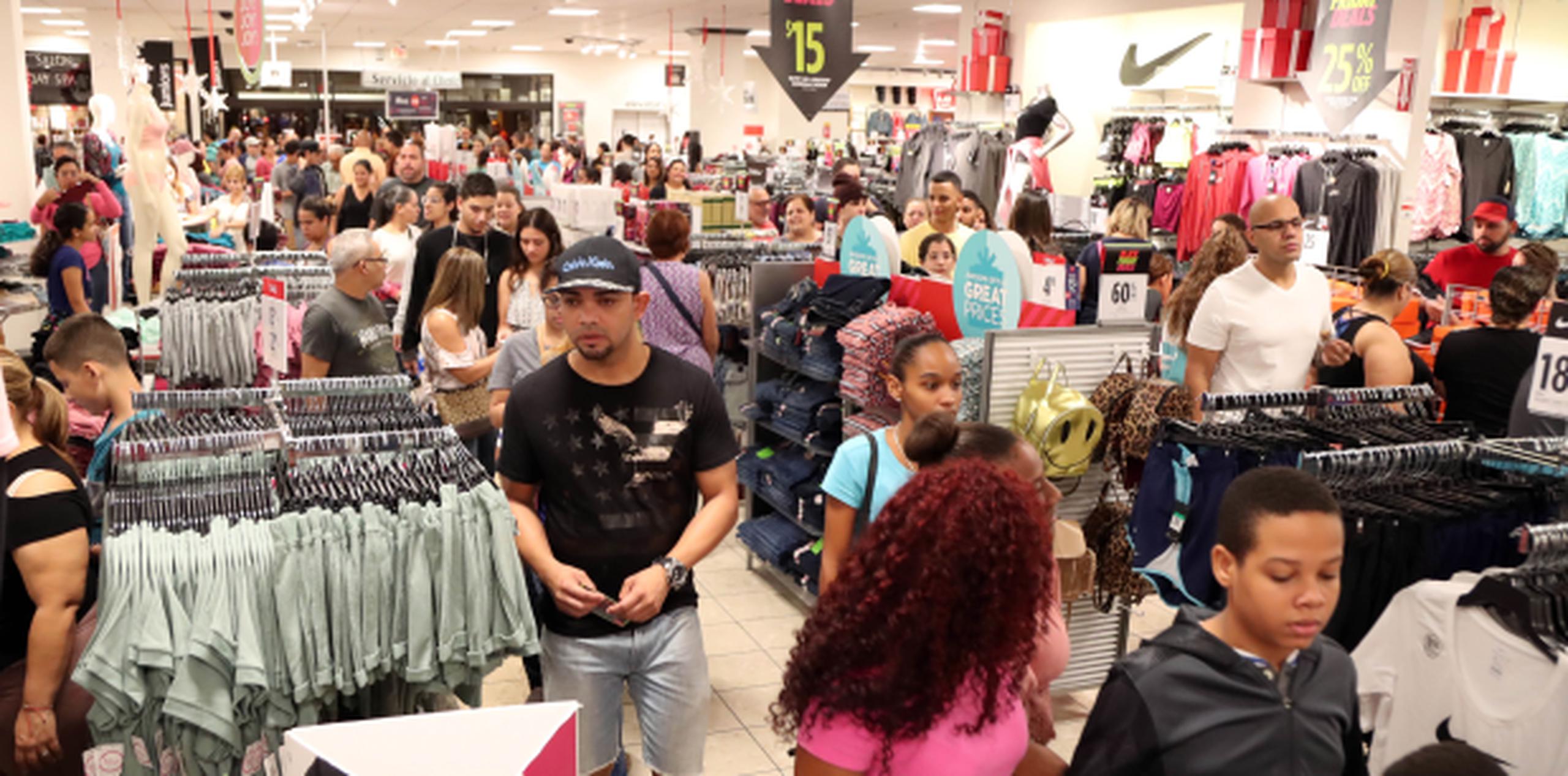 Pierluisi indicó que la constante ha sido que se reporten menos filas en los comercios “a excepción de Walmart”. (david.villafane@gfrmedia.com)