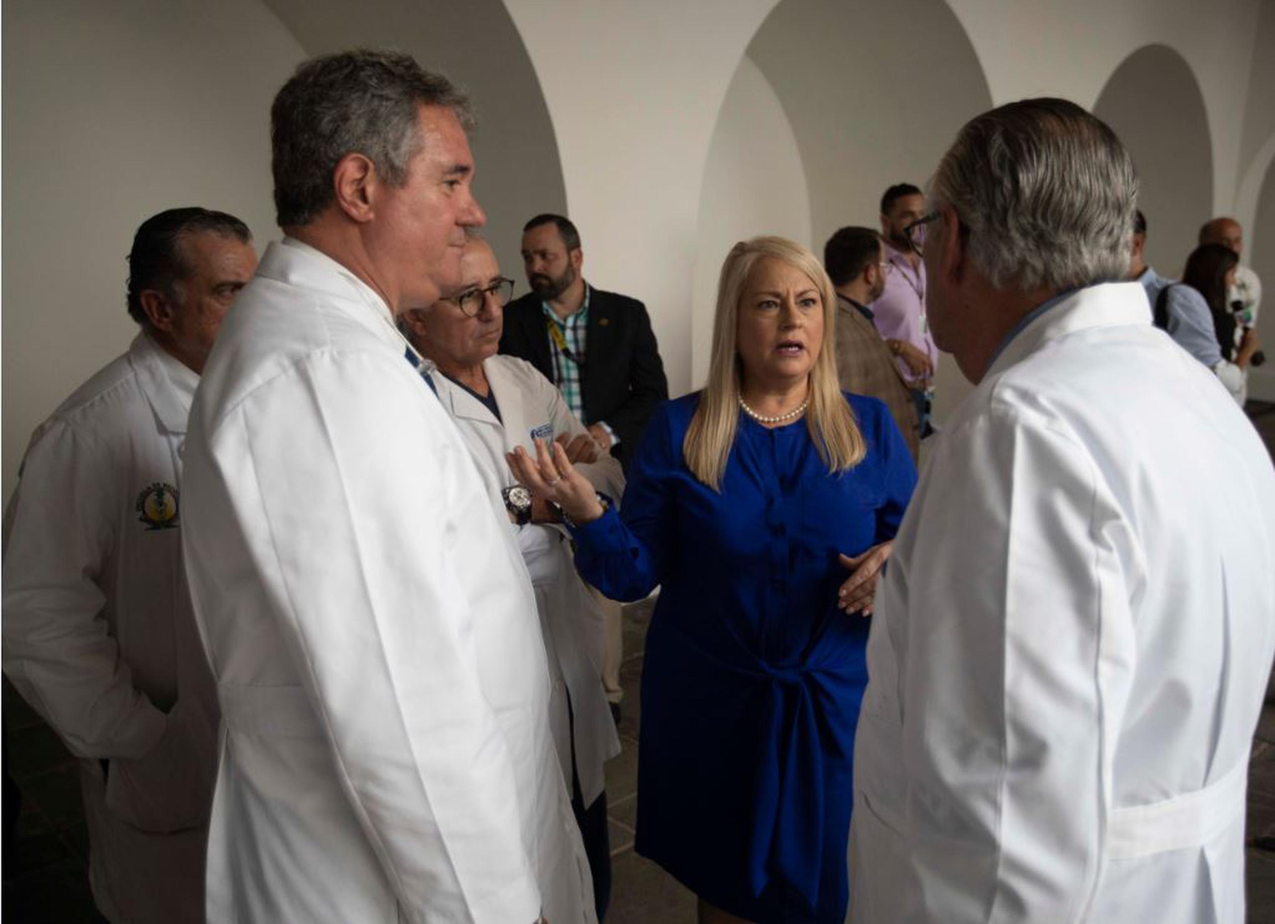 La gobernadora Wanda Vázquez junto al doctor Segundo Rodríguez y otros miembros del task force médico.