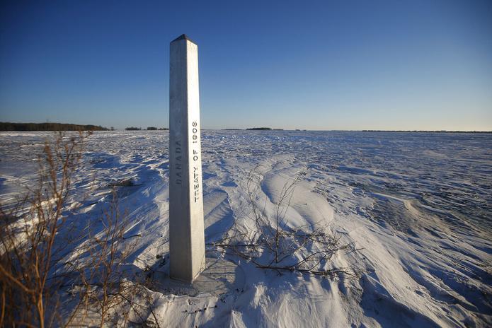 Un monolito marca la frontera entre Estados Unidos y Canadá en las afueras de Emerson, Manitoba, el 20 de enero de 2022.