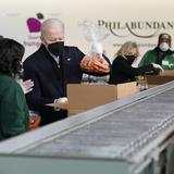 Joe Biden y la primera dama visitan banco de alimentos en el Día de Martin Luther King Jr