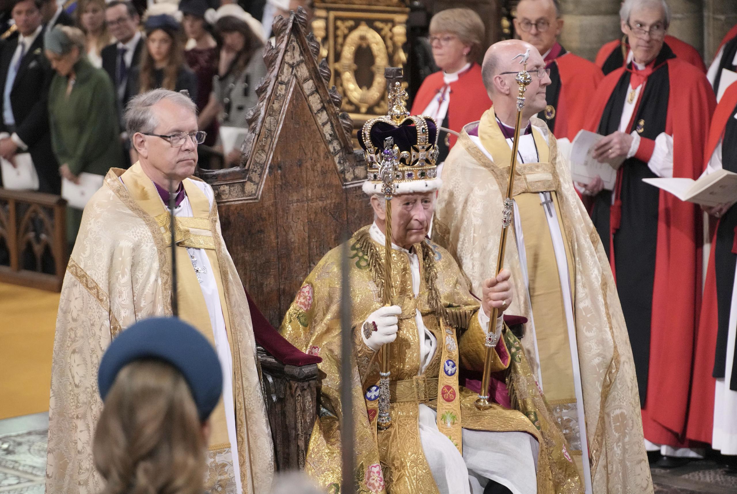 El rey Carlos III tras ser coronado con la Corona de San Eduardo por el arzobispo de Canterbury, el reverendo Justin Welby, durante su ceremonia de coronación en la Abadía de Westminster en Londres.
