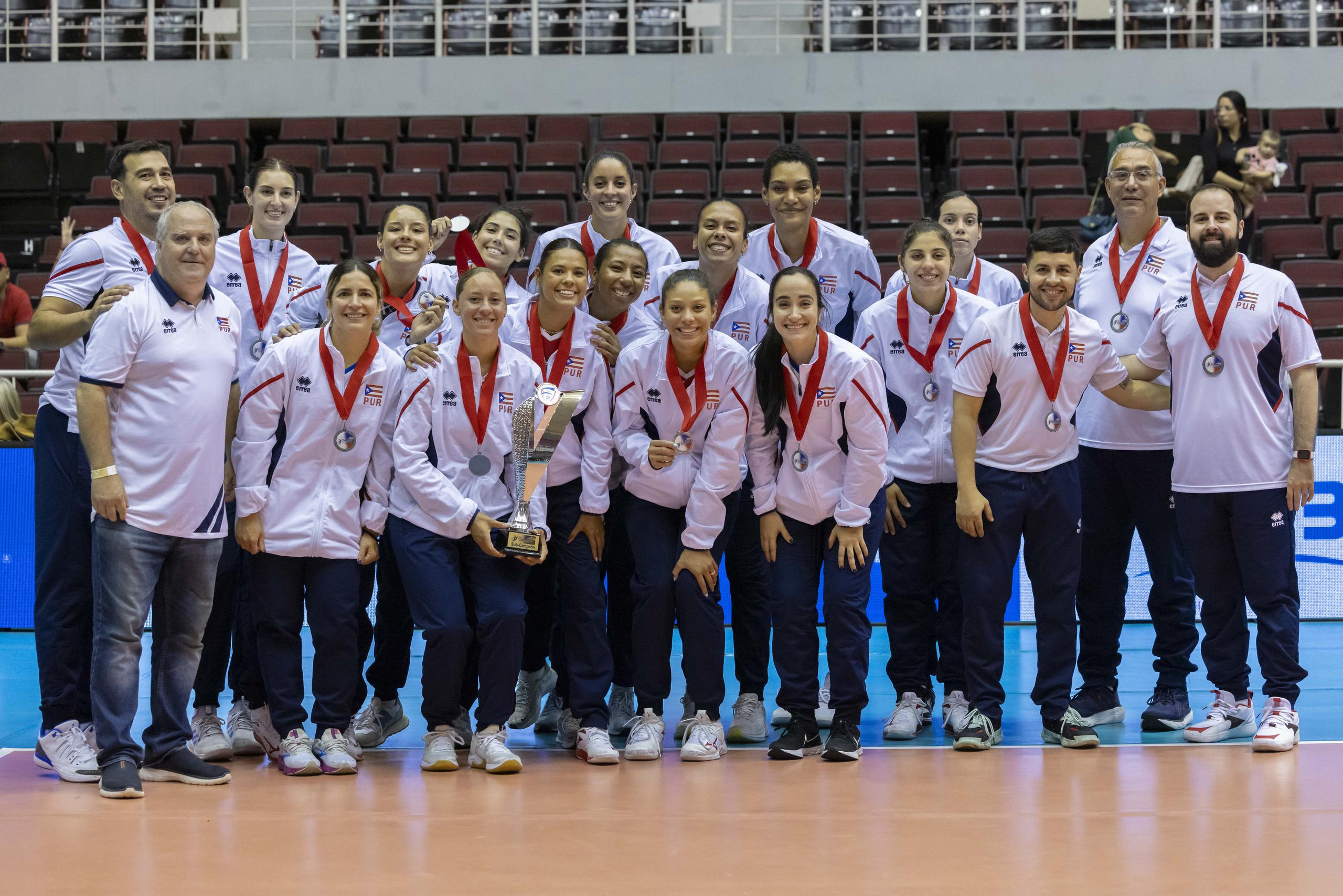 La Selección Nacional femenina de voleibol posa con la medalla de plata que ganaron ayer domingo en la Copa Panamericana.