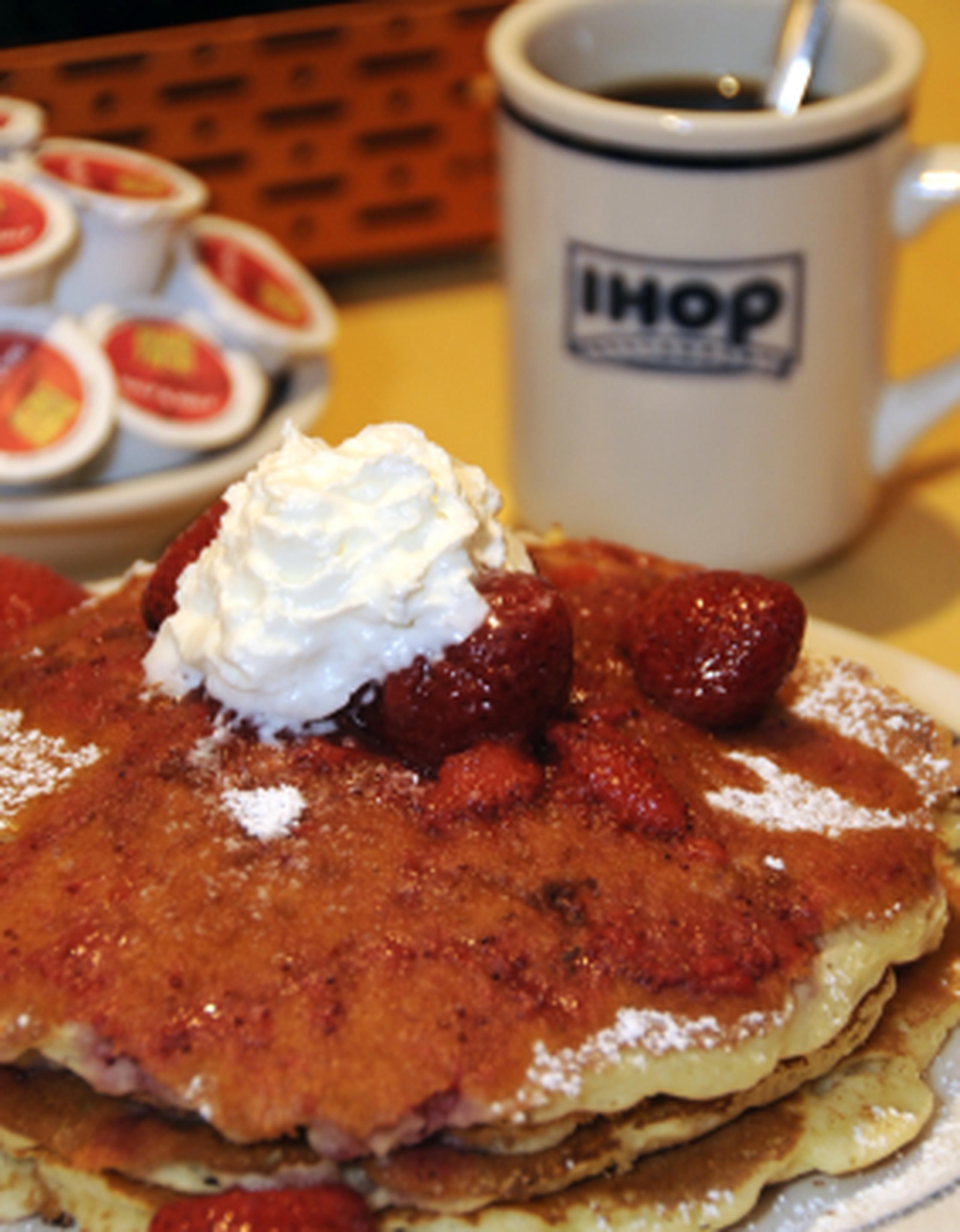 Los establecimientos IHOP ofrecen un desayuno monumental que aporta 1,760 calorías.(Archivo)
