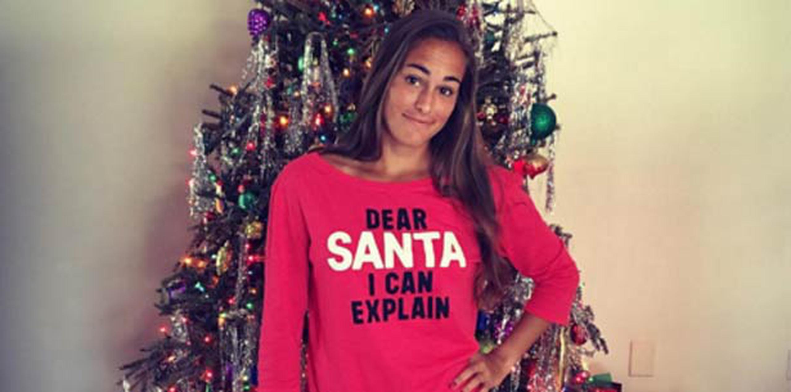 La tenista Mónica Puig posó frente a su árbol de Navidad. (Instagram)