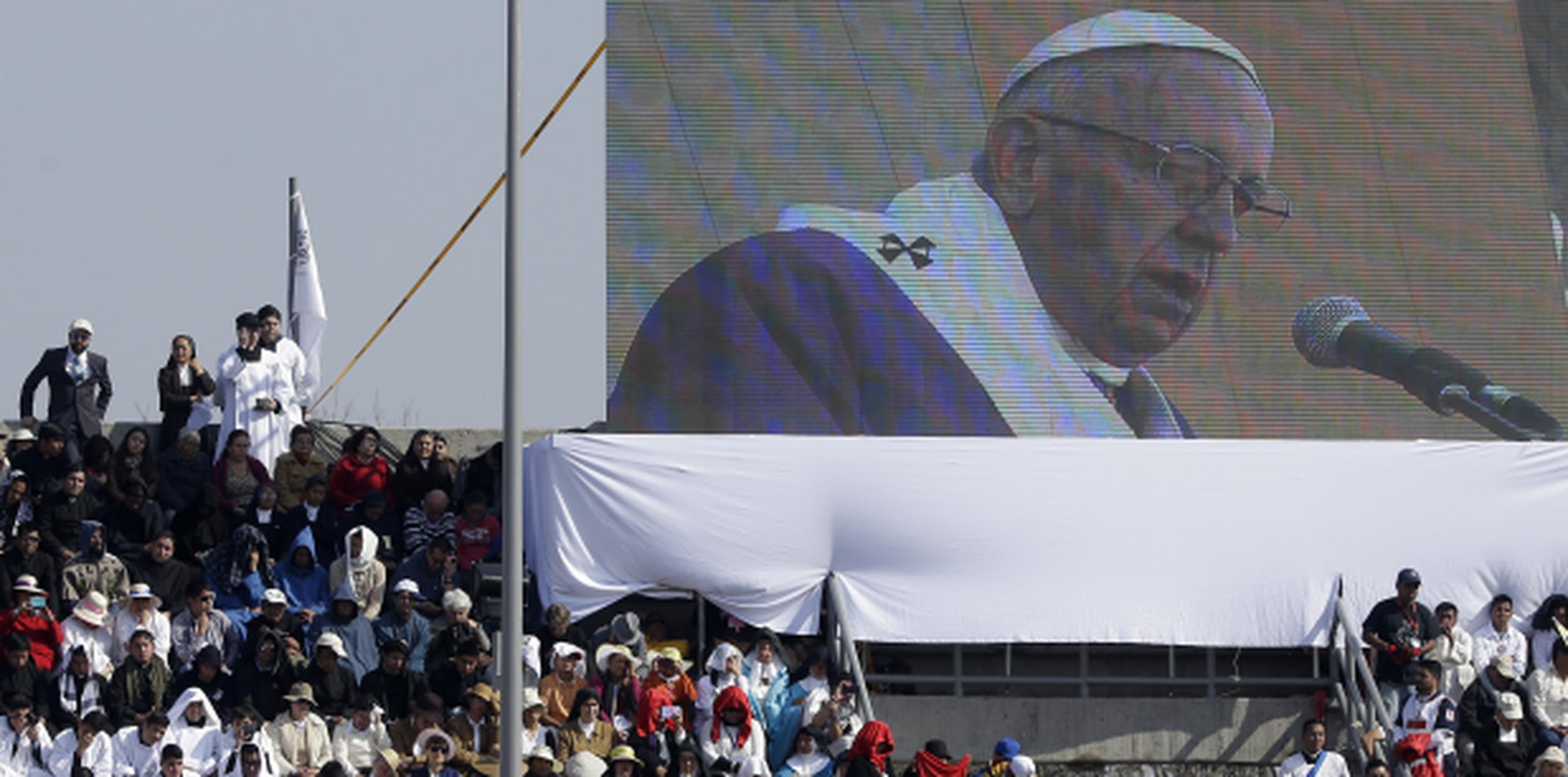 Una pantalla gigante permitía apreciar mejor al papa durante su mensaje en Michoacán. (AP)