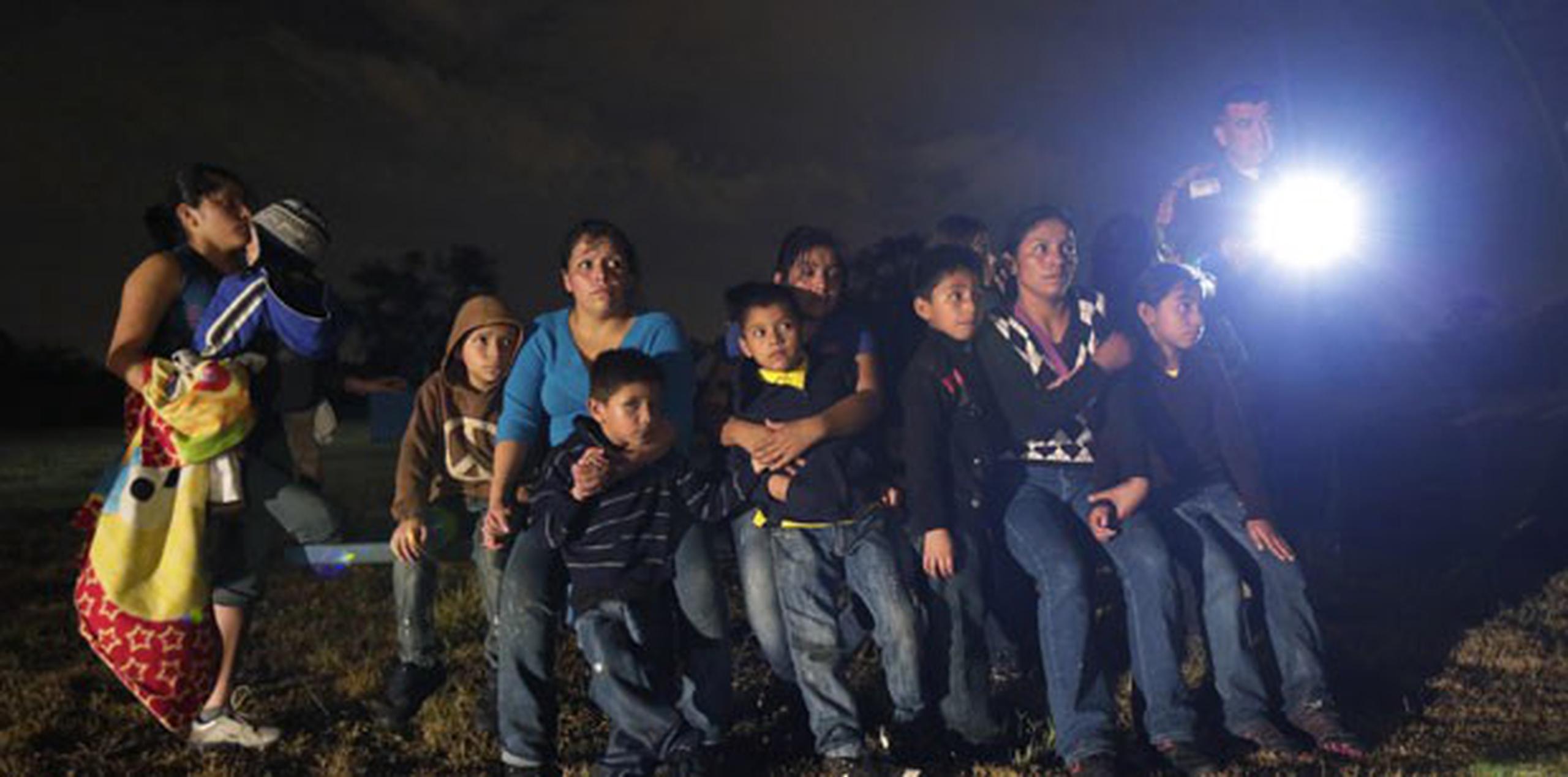 Menores de edad, provenientes de Honduras y El Salvador, son detenidos en la frontera entre México y Estados Unidos (AP Photo/Eric Gay)