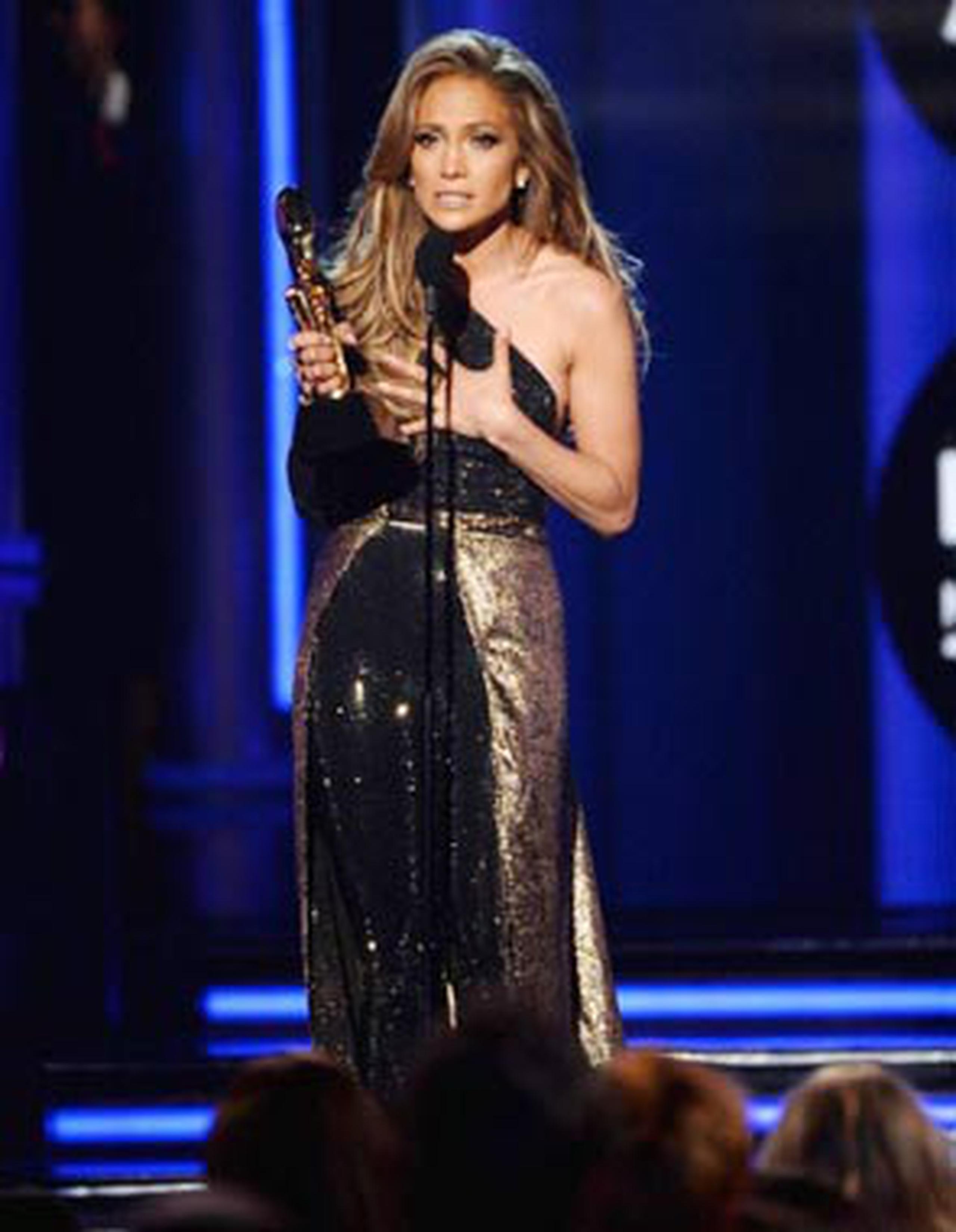 Jennifer López se expresó agradecida al ser reconocida con el Icon Award. (AFP)