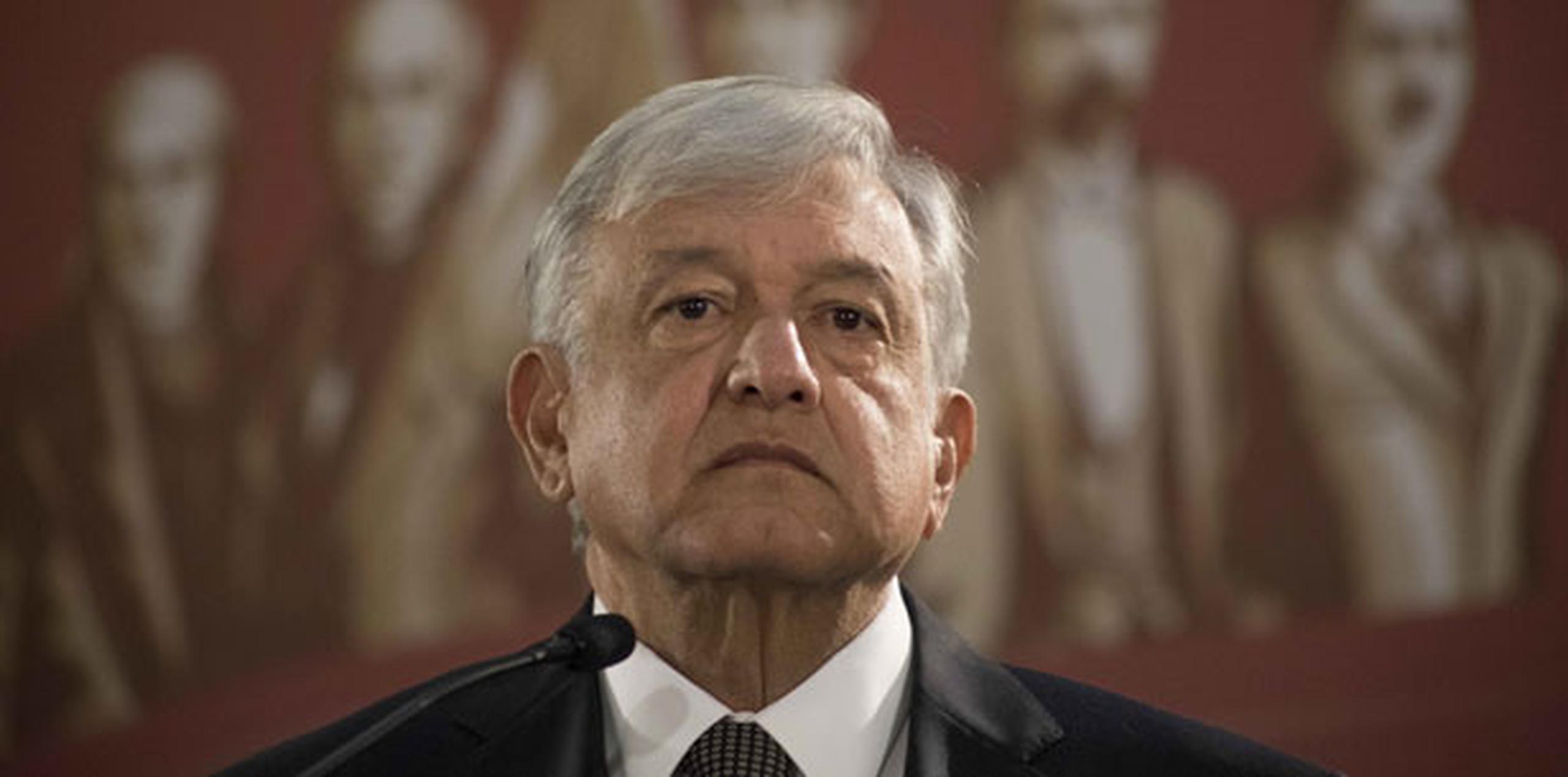 López Obrador redujo más de 50% su paga de presidente a 108,000 pesos (5,300 dólares) mensuales cuando asumió el cargo el 1 de diciembre. (AP)