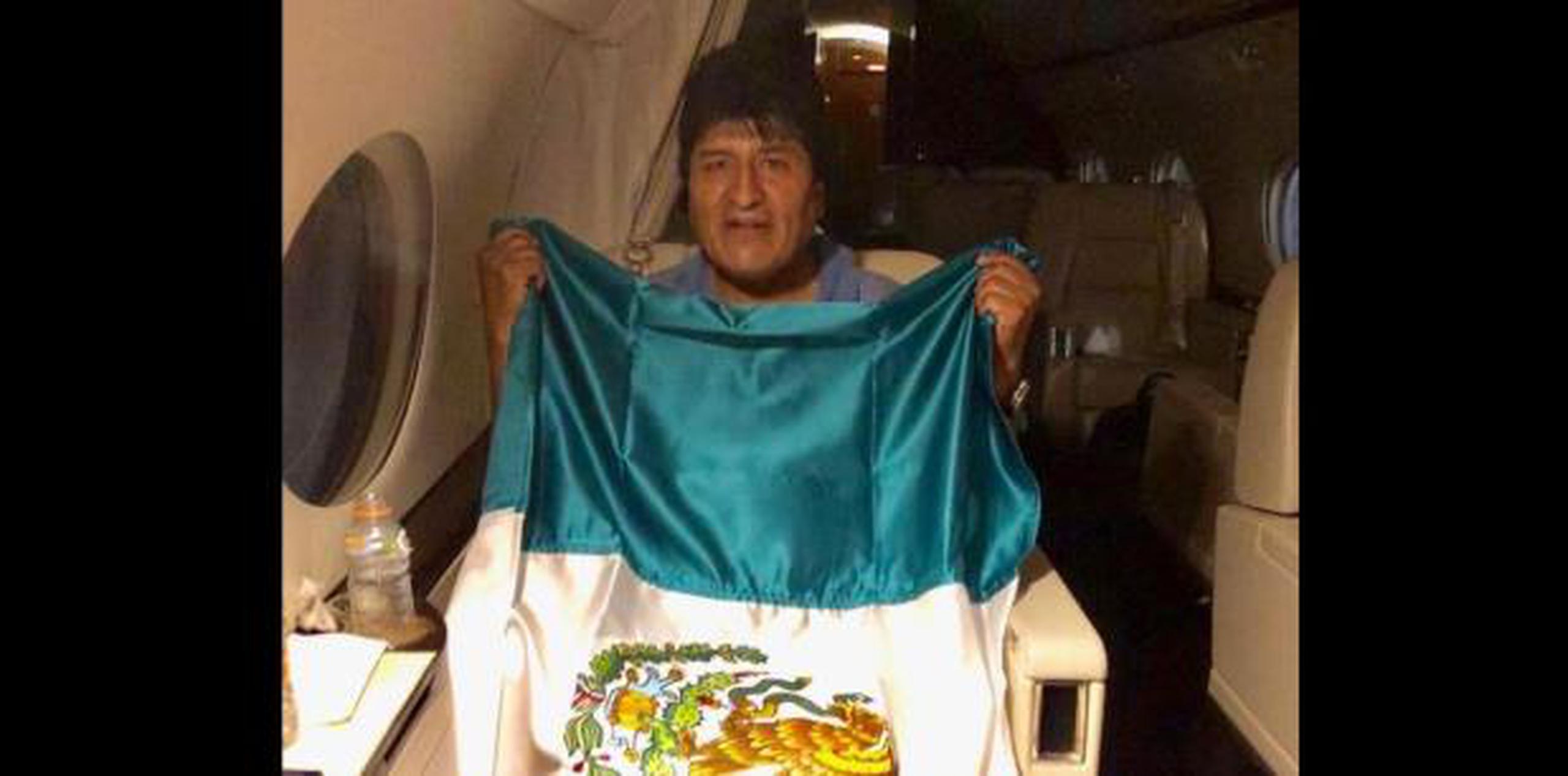 Morales, aquí dentro de un avión del gobierno de méxico, ayudó a sacar de la pobreza a millones de personas, aumentó los derechos sociales y presidió durante casi 14 años de estabilidad y buen crecimiento económico en el país más pobre de América del Sur.  (AP)
