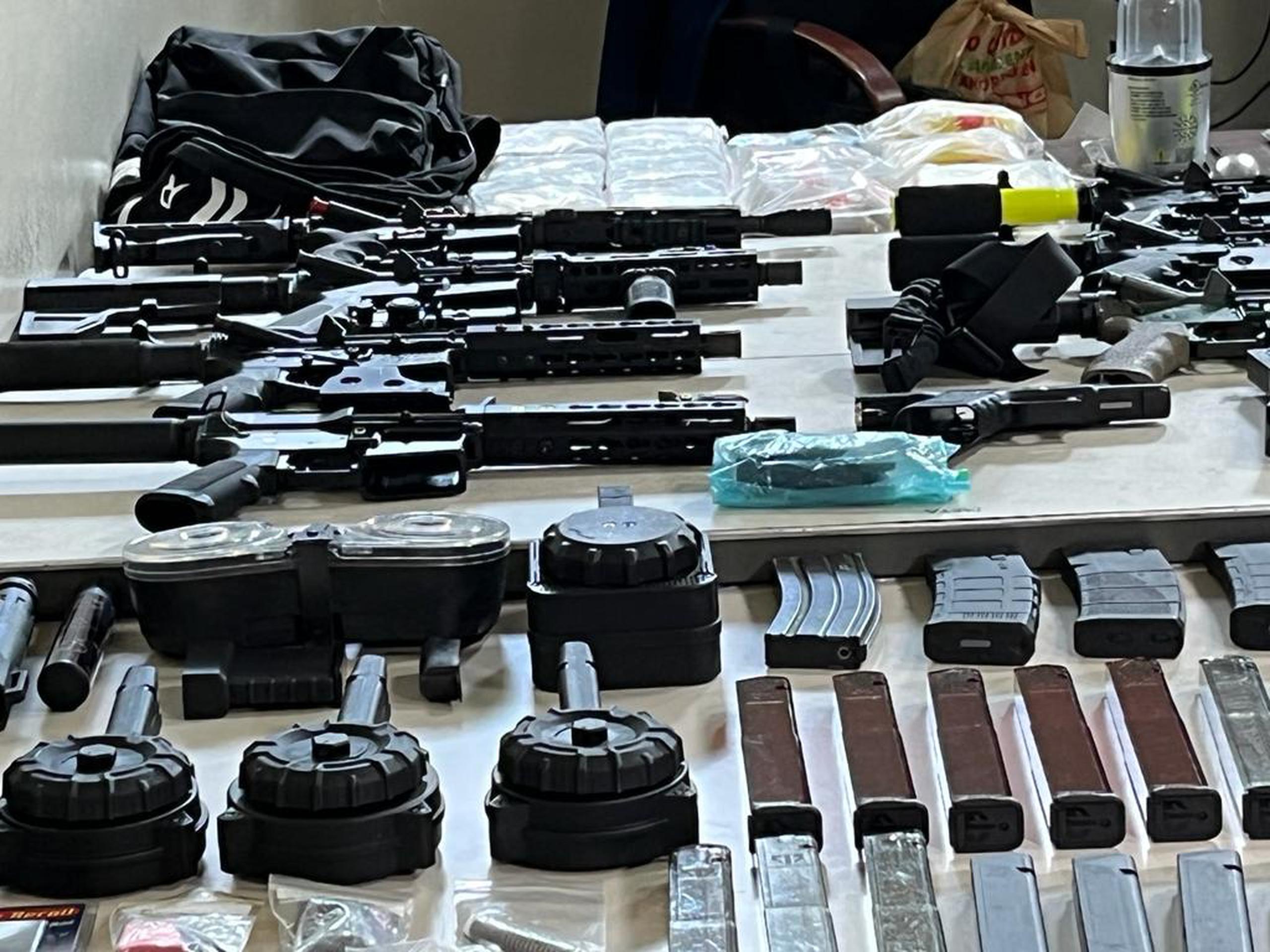 Armas ilegales, cargadores, municiones, chalecos antibalas y sustancias controladas ocupadas en una casa abandonada del barrio Playita Cortada, en Santa Isabel.