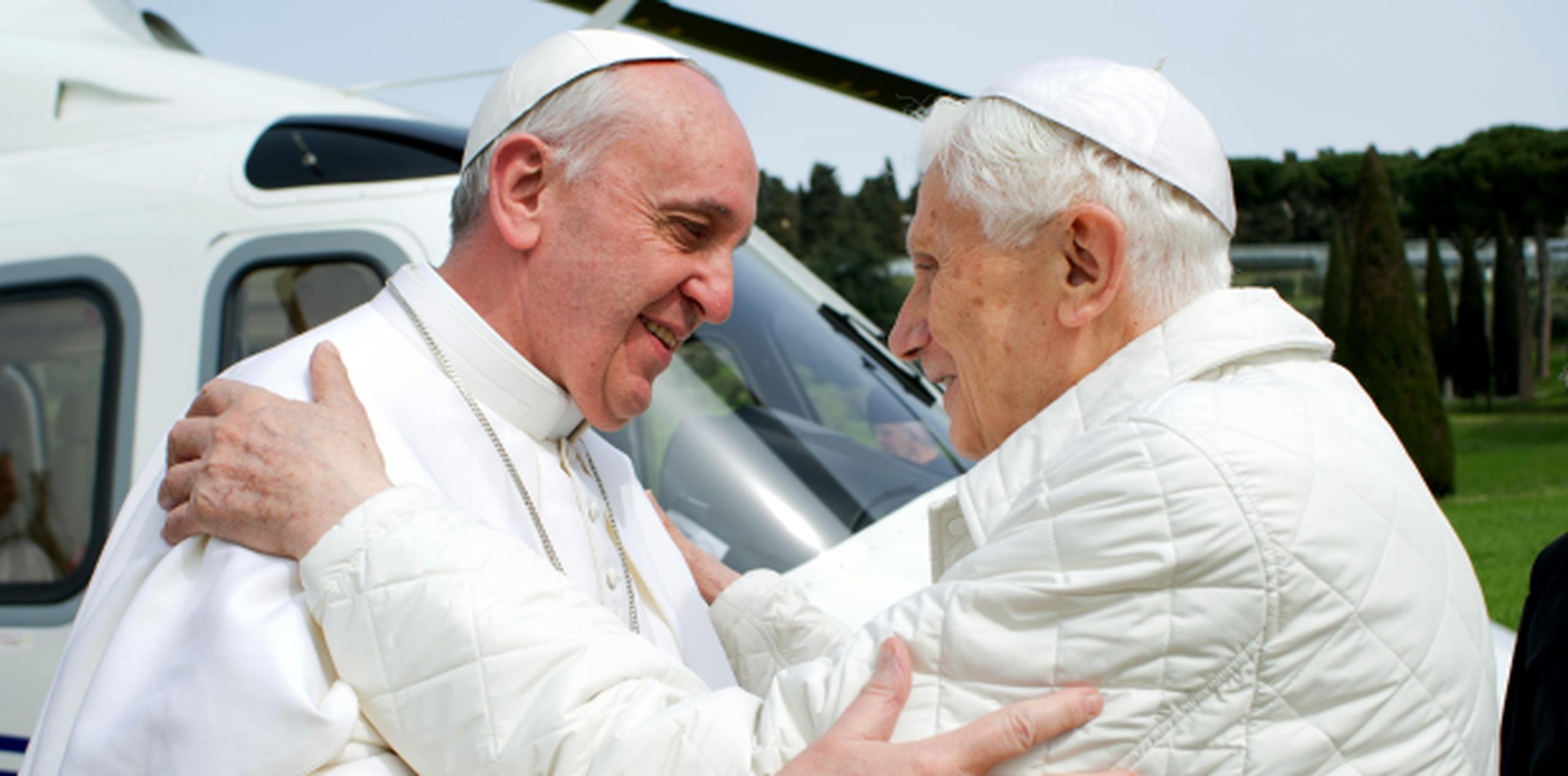 Francisco y Benedicto XVI se reunieron el pasado día 23 en Castel Gandolfo, donde conversaron a solas durante 45 minutos y almorzaron juntos. (Archivo)