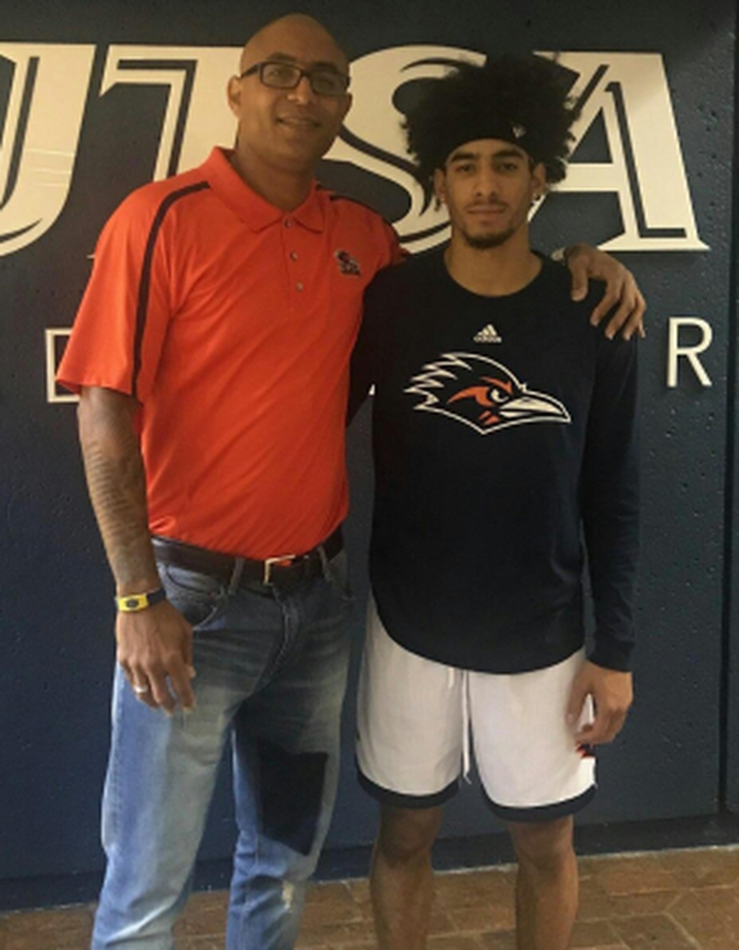 Leroy Jackson junto a su hijo Jhivvan Jackson Meléndez. (Jeff Huehn Photography/UTSA Athletics)