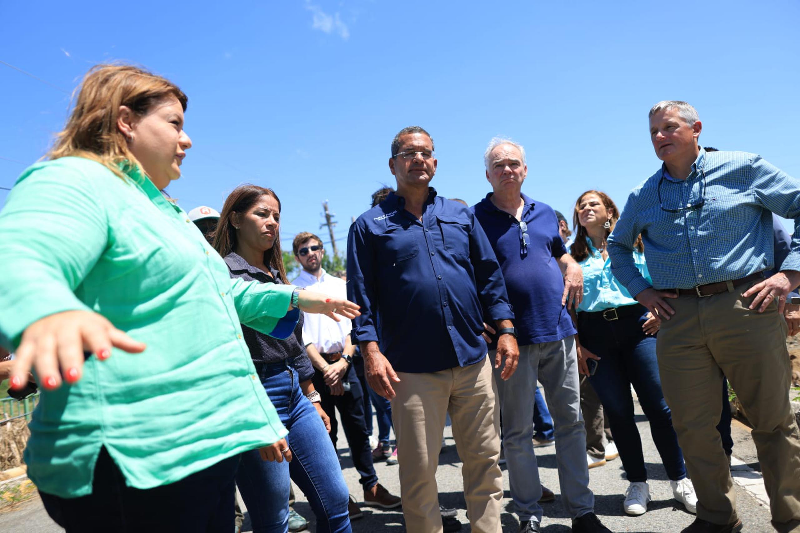 Los congresistas Tin Kaine y Bruce Westerman durante un recorrido que realizaron por Salinas con el gobernador Pedro Pierluisi; la comisionada residente, Jenniffer González, y la alcaldesa Karilyn Bonilla.