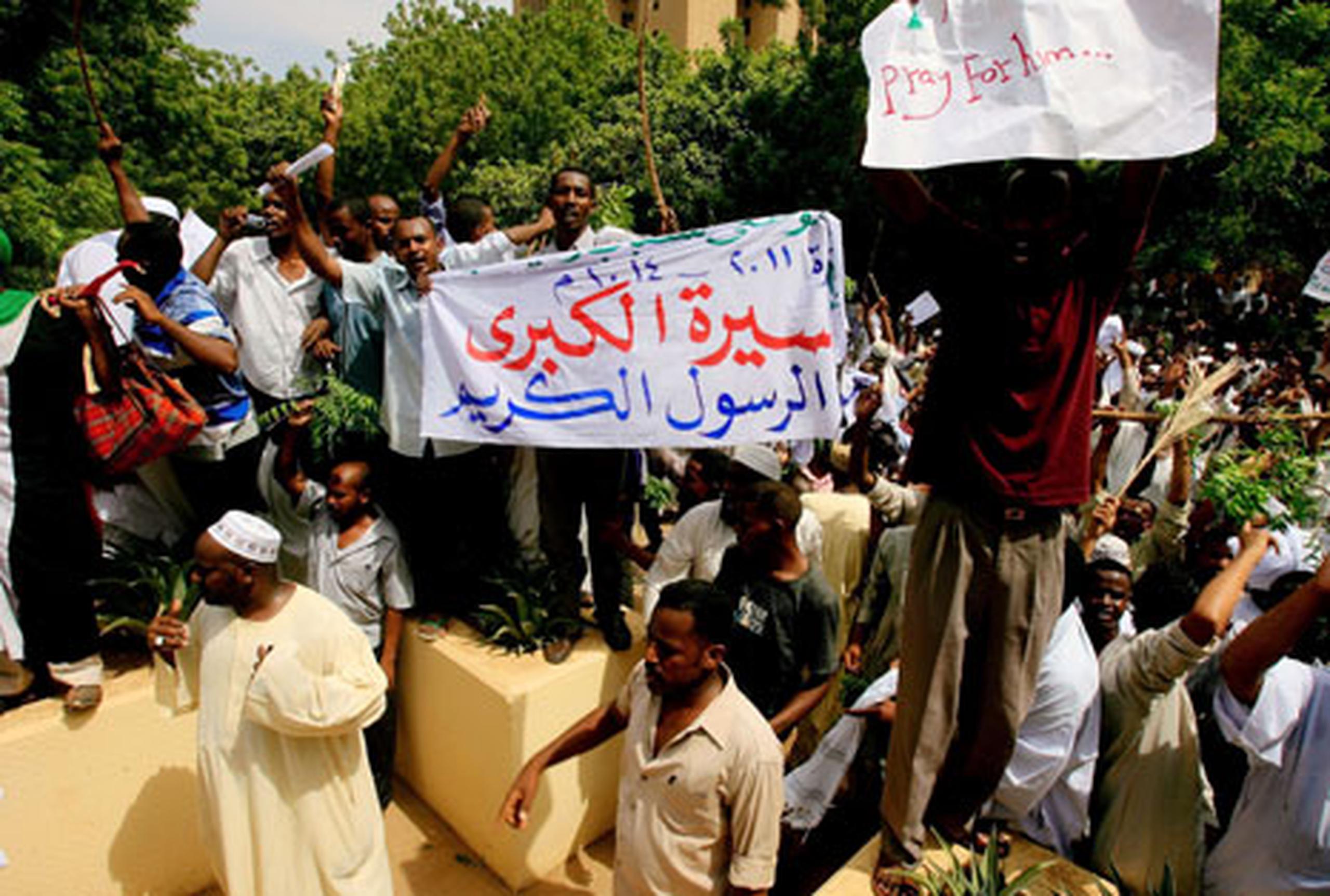 En Sudán, los manifestantes atacaron la sede diplomática alemana porque aseguran que en las últimas semanas algunas revistas germanas han publicado unas caricaturas de Mahoma.(AFP/ Ashraf Shazly)