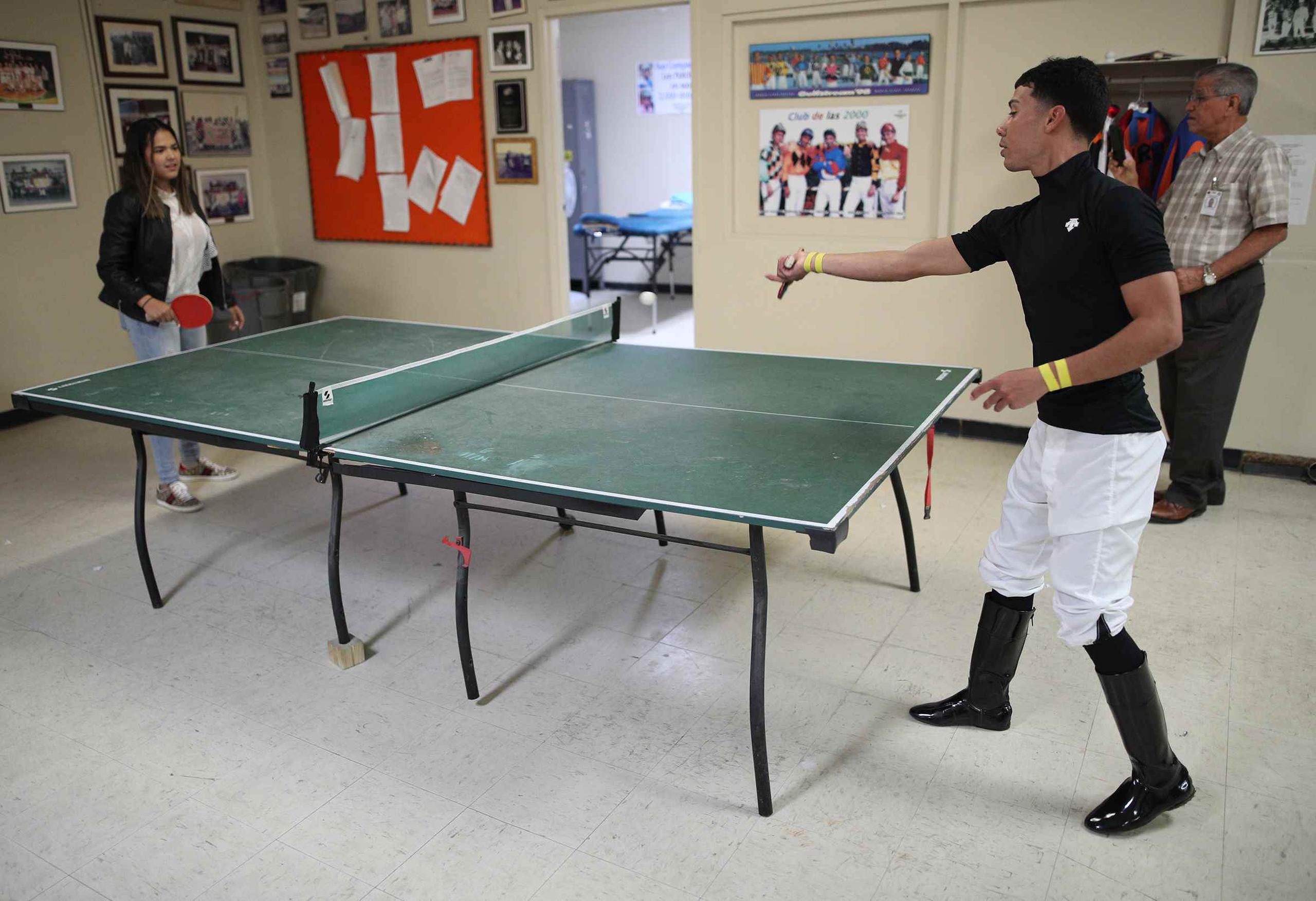 Adriana jugó un jueguito de ping pong en el jockey room y recomendó que a los jinetes le deben comprar una mesa más moderna. (juan.martinez@gfrmedia.com)