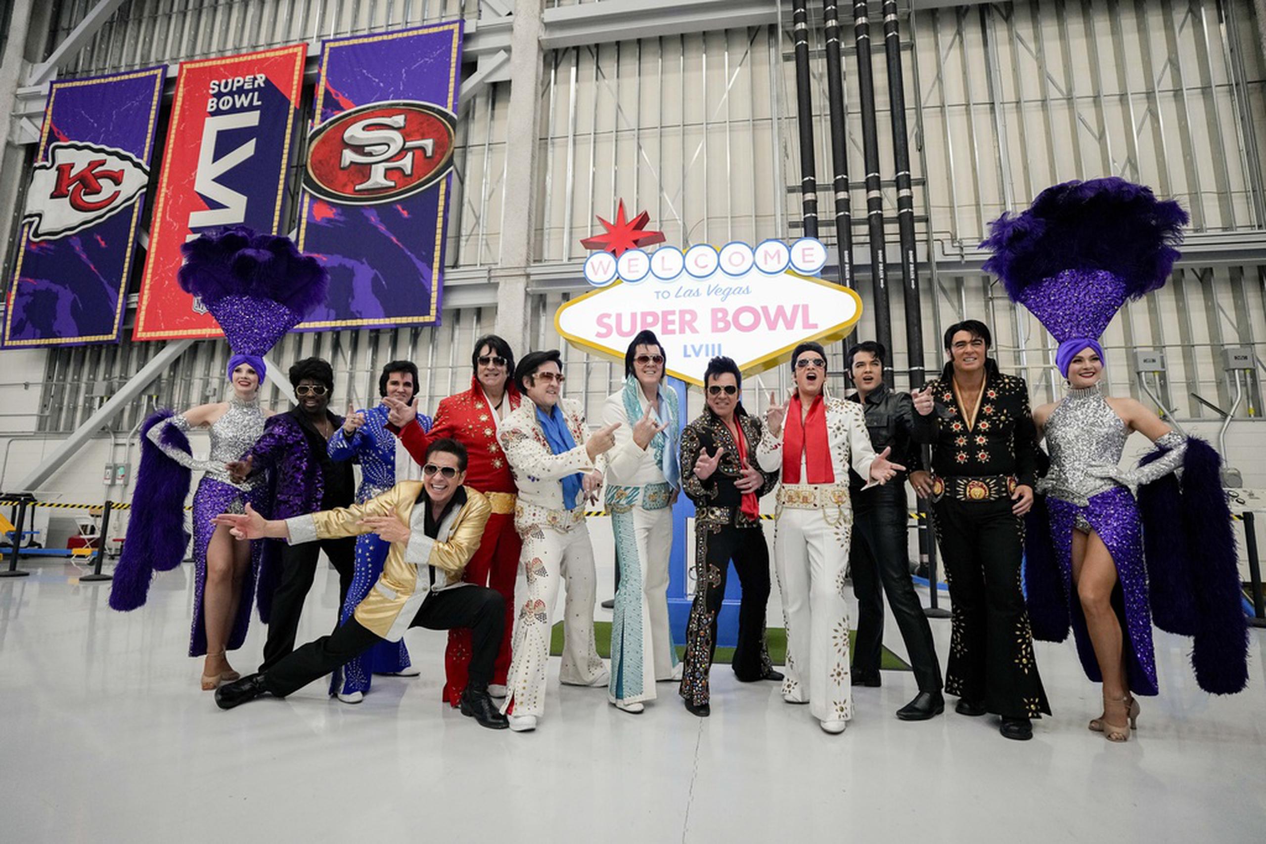 Imitadores de Elvis Presley previo al arribo de los equipos con miras al Super Bowl 58 entre los 49ers de San Francisco y los Chiefs de Kansas City.