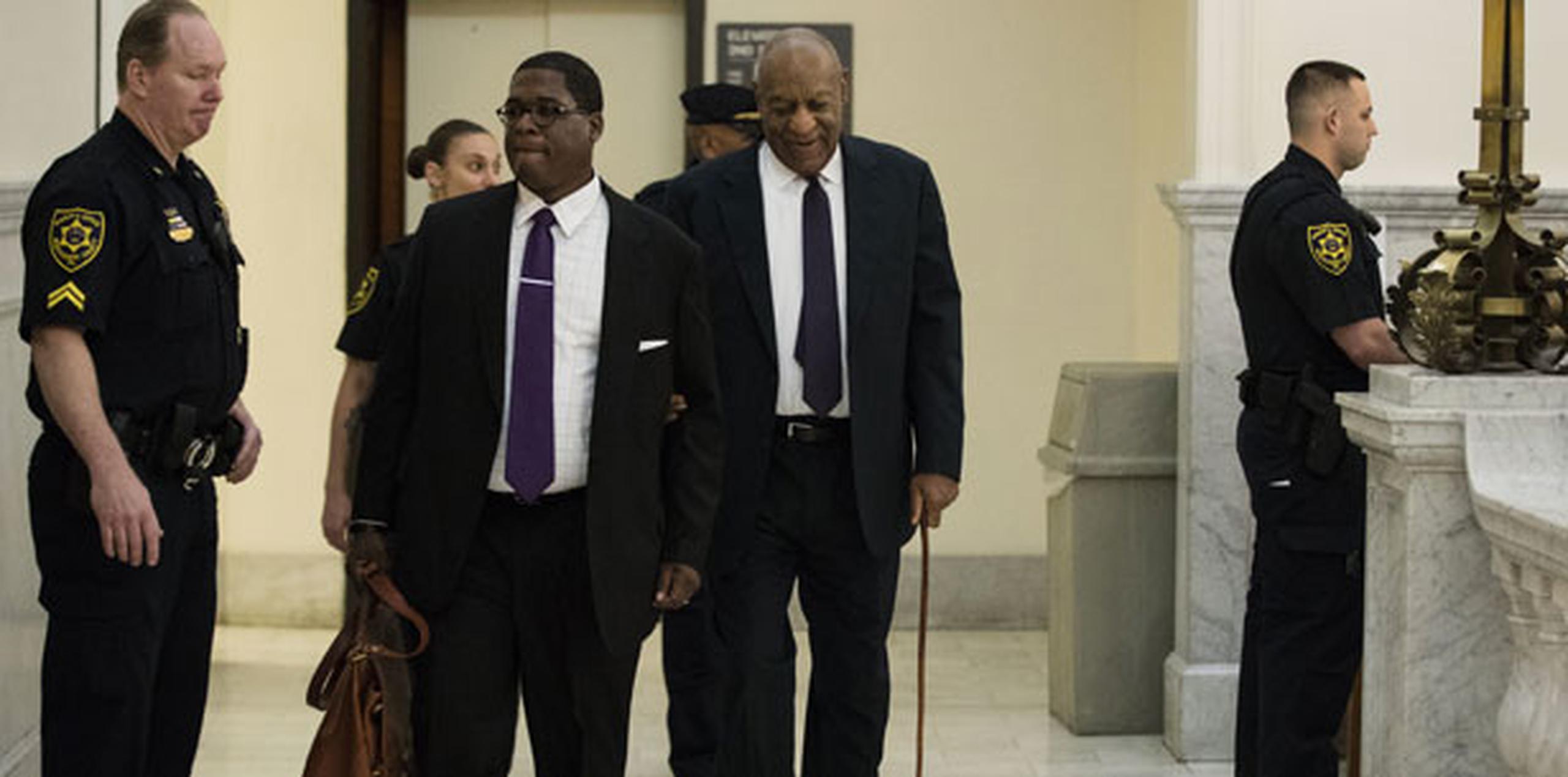 Cosby, que ya ha visto arruinada su reputación de buen tipo, podría ser condenado hasta a 10 años de prisión si se le declara culpable de agresión indecente con agravantes. (AP)