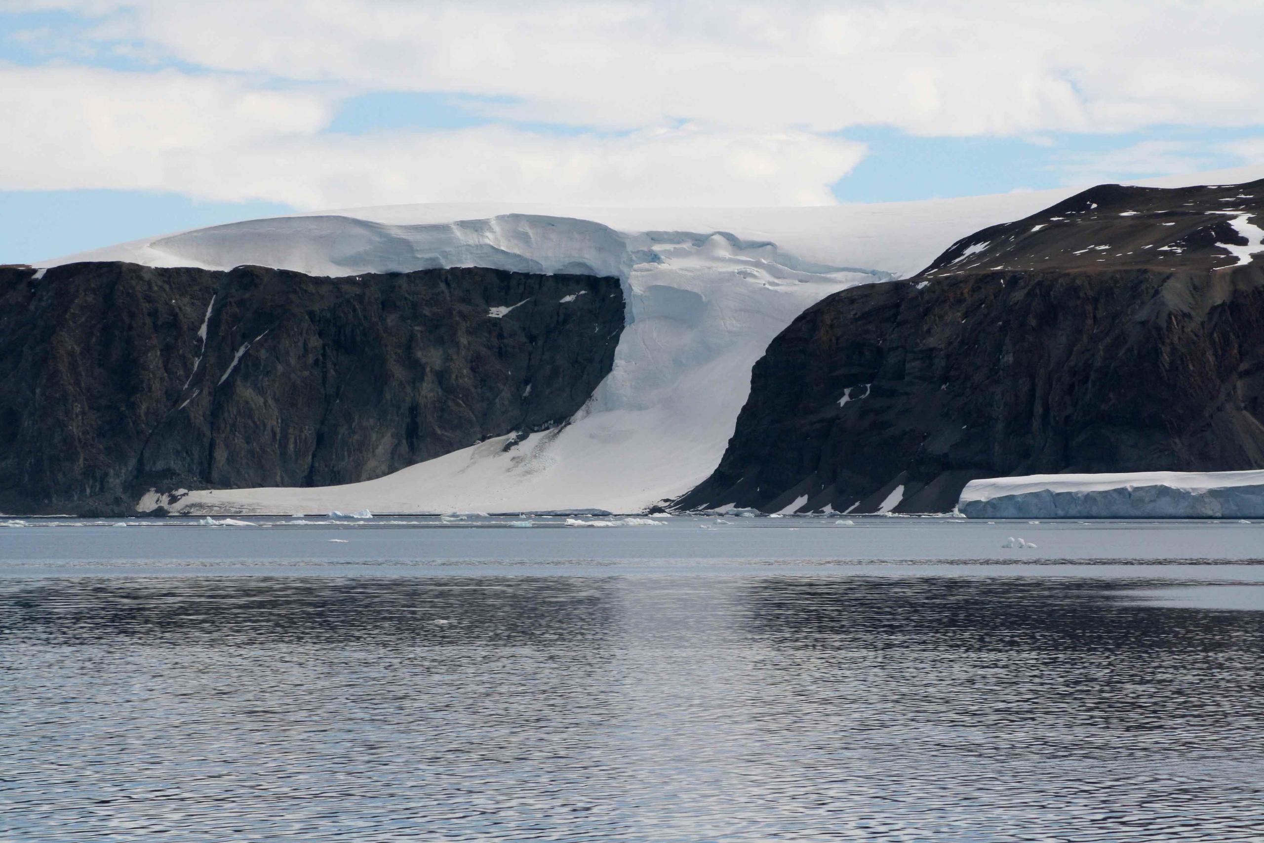 La ESA apuntó que las barreras colindantes, Larsen A y Larsen B en Antártica, experimentaron un proceso similar, con fragmentaciones espectaculares en 1995 y 2002, respectivamente". (Agencia EFE)