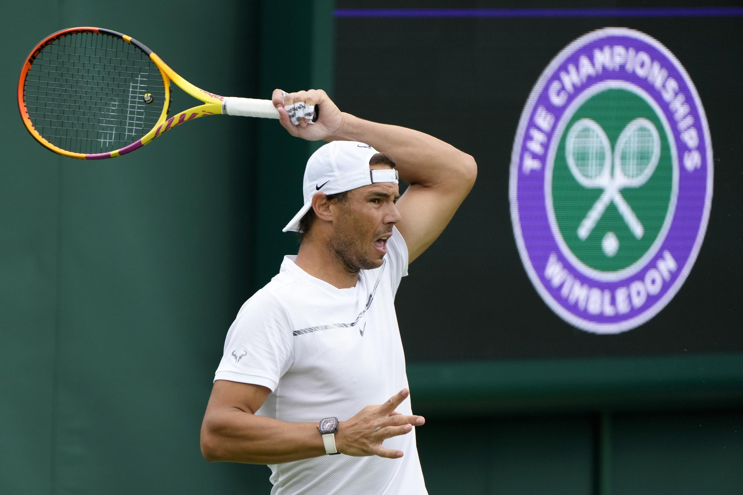 Rafael Nadal durante una práctica en la Cancha Central de Wimbledon, el 23 de junio de 2022. (AP Foto/Kirsty Wigglesworth)