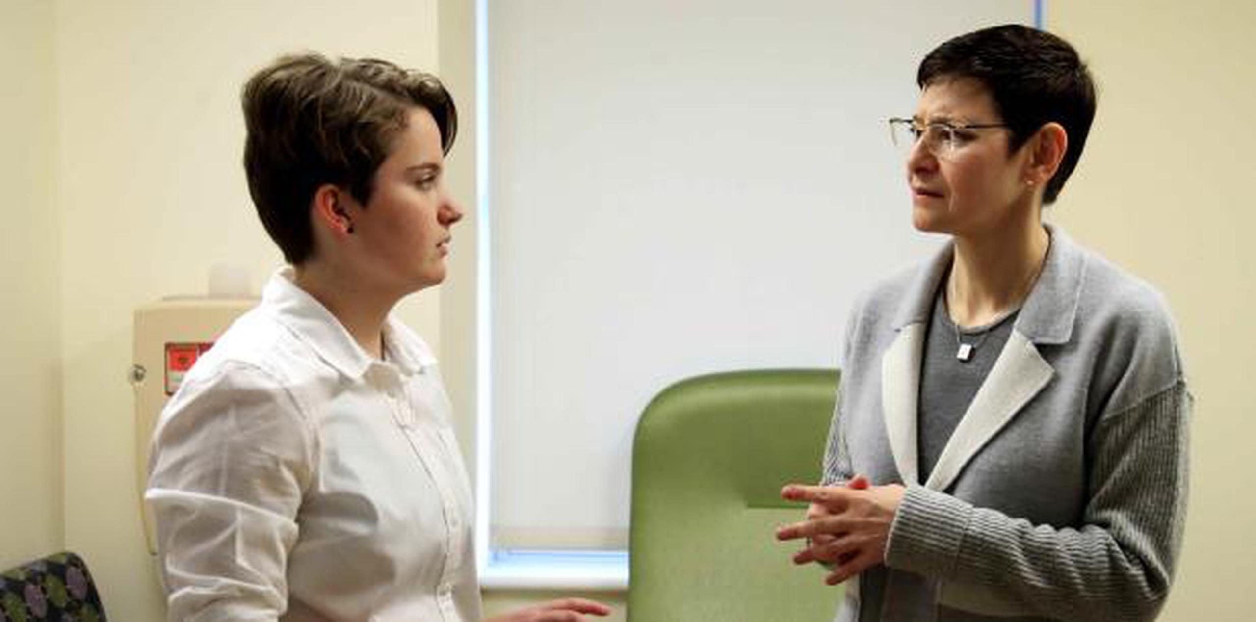 Sarah, en la foto conversando con Julia Finkel,  anestesióloga de pediatría en el Centro Médico Infantil de Washington. (AP)