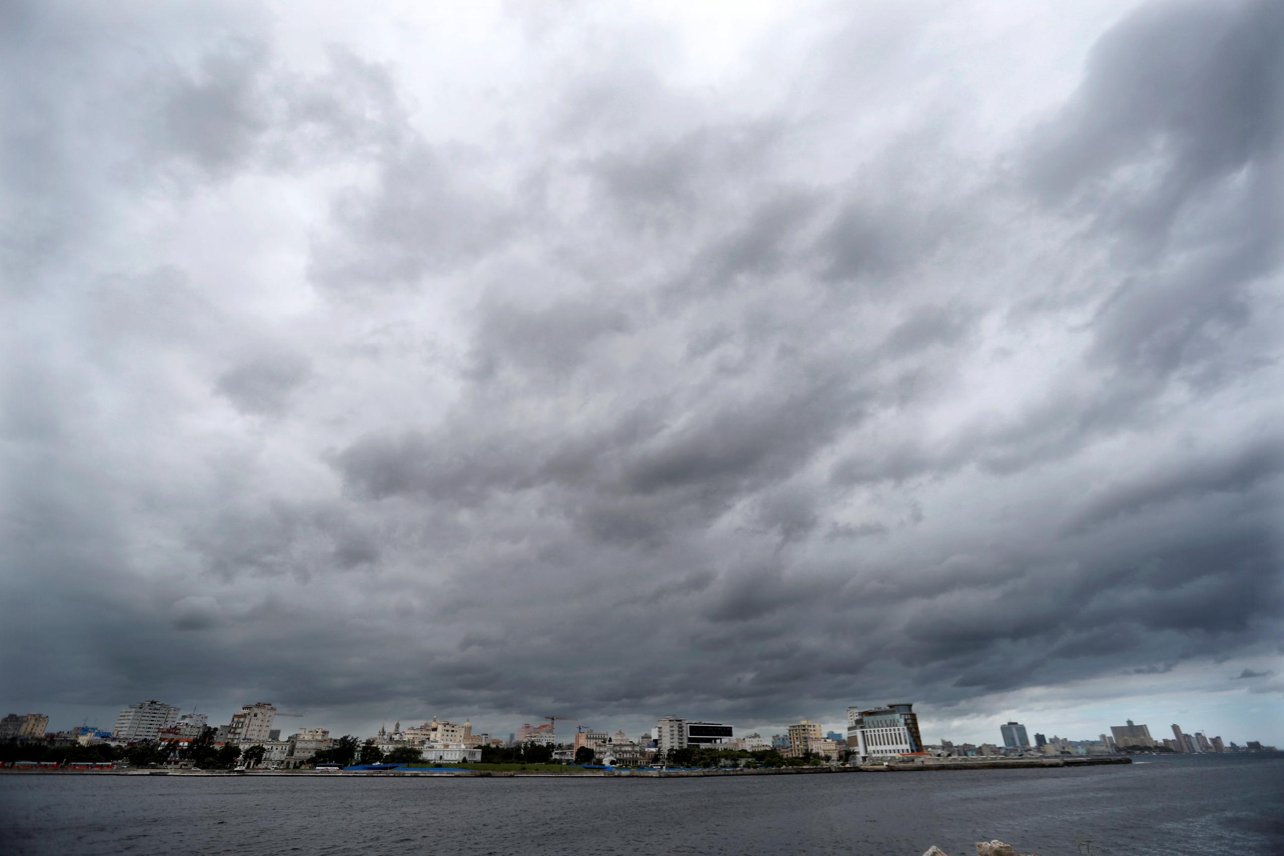 Vista de nubes causadas por la proximidad de la tormenta Laura, hoy, en La Habana (Cuba). EFE/ Yander Zamora