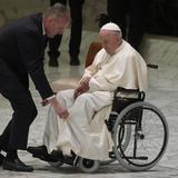 El papa cancela viaje a África por problemas en rodilla