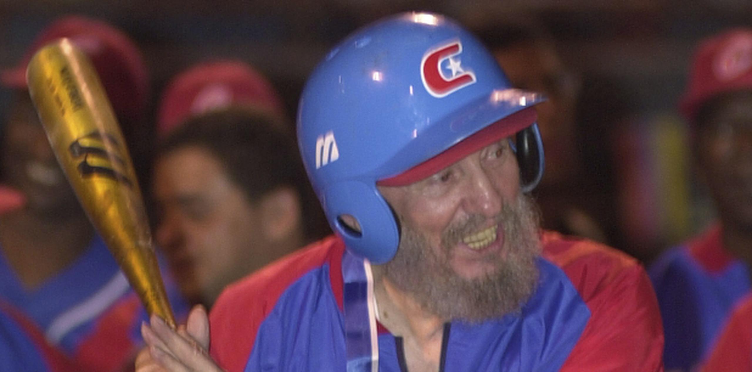 Fidel Castro con el equipo nacional de béisbol en el 2000. (Prensa Asociada)
