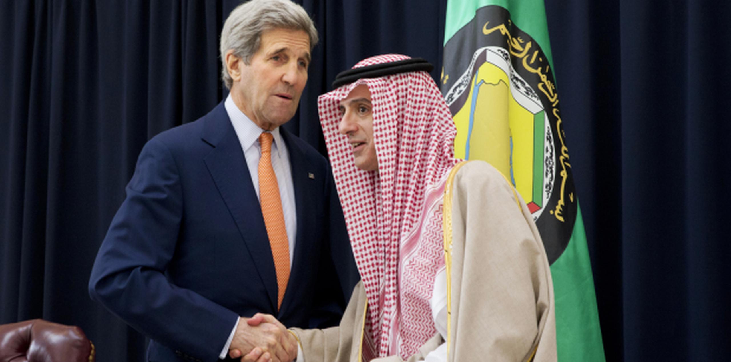 Kerry saluda el canciller saudí Adel al-Jubeir. (EFE)